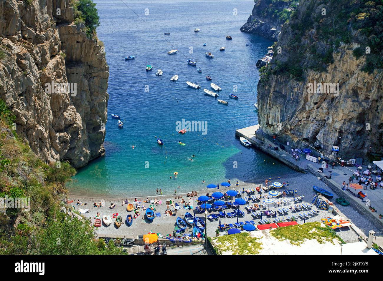 Spiaggia di Furore, vista dalla famosa strada panoramica di Amalfi del SS163, costiera amalfitana, patrimonio dell'umanità dell'UNESCO, Campania, Italia, Europa Foto Stock