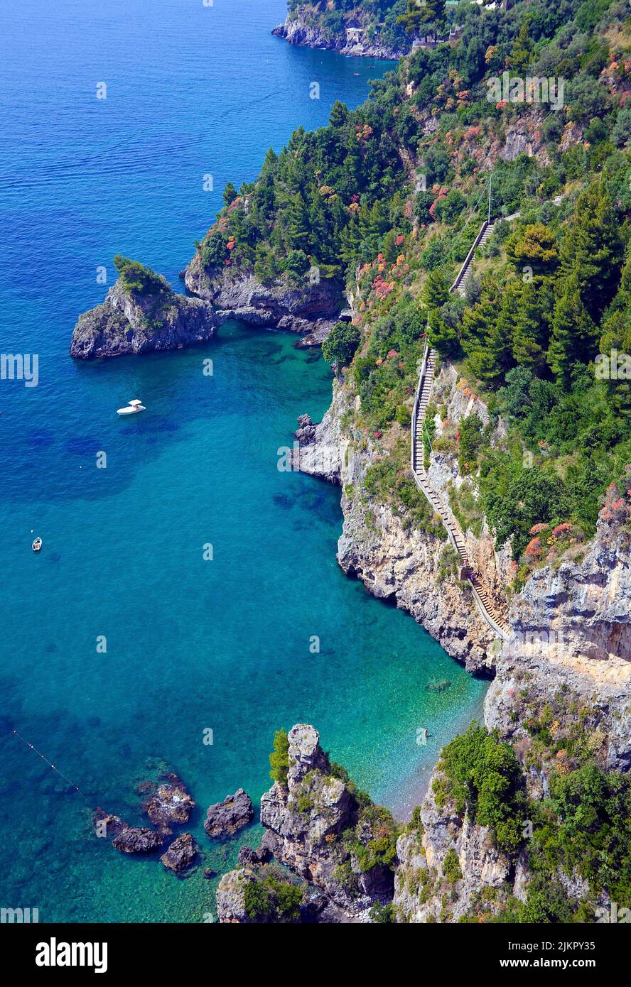 Vista dalla famosa strada panoramica di Amalfi del SS163 sulla pittoresca costa, Amalfi, Costiera Amalfitana, Patrimonio dell'Umanità dell'UNESCO, Campania, Italia, Europa Foto Stock