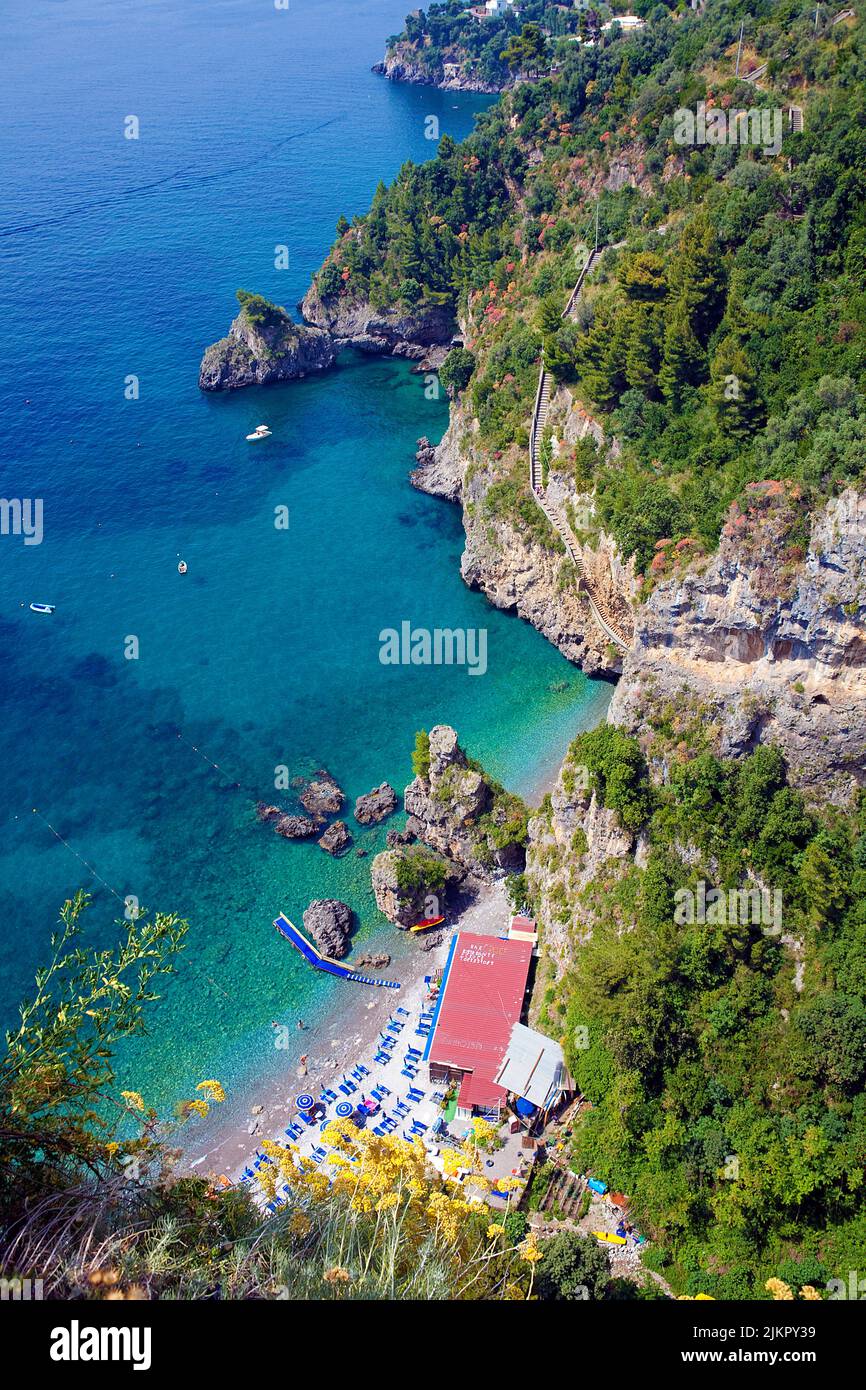 Vista dal famoso SS163 Amalfi strada panoramica su una spiaggia e la pittoresca costa, Amalfi, Costiera Amalfitana, Patrimonio dell'Umanità dell'UNESCO, Campania, Italia Foto Stock