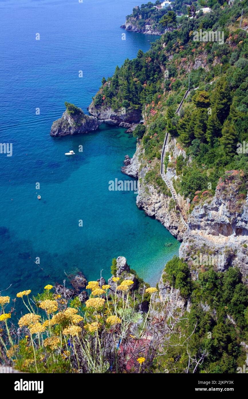 Vista dalla famosa strada panoramica di Amalfi del SS163 sulla pittoresca costa, Amalfi, Costiera Amalfitana, Patrimonio dell'Umanità dell'UNESCO, Campania, Italia, Europa Foto Stock