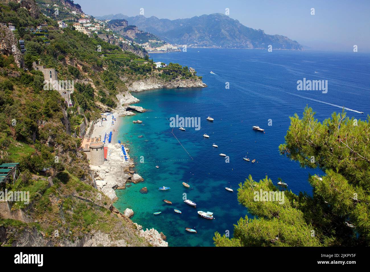 Vista dal famoso SS163 Amalfi strada panoramica su una spiaggia e la pittoresca costa, Amalfi, Costiera Amalfitana, Patrimonio dell'Umanità dell'UNESCO, Campania, Italia Foto Stock