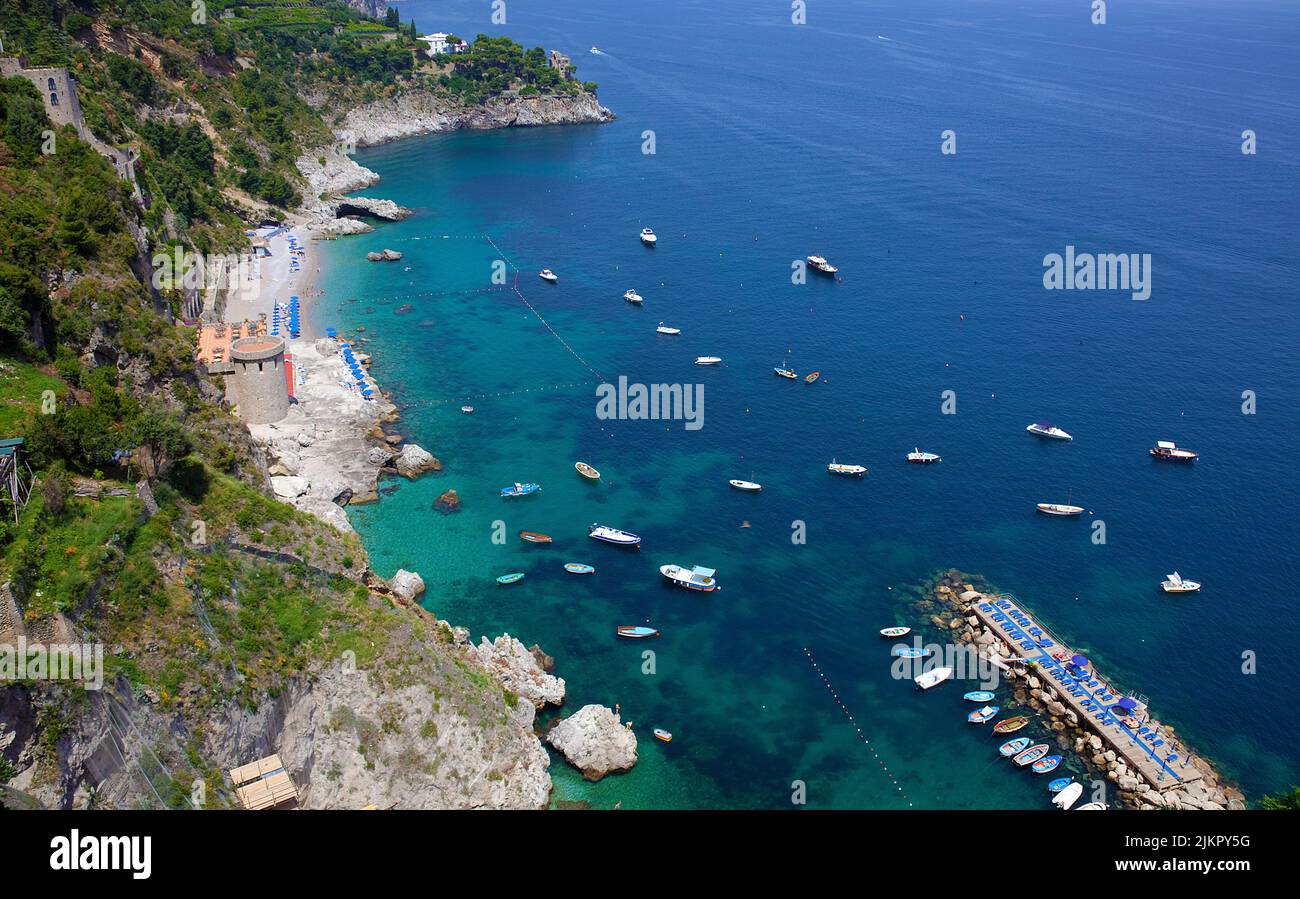 Vista dal famoso SS163 Amalfi strada panoramica su una spiaggia e la pittoresca costa, Amalfi, Costiera Amalfitana, Patrimonio dell'Umanità dell'UNESCO, Campania, Italia Foto Stock