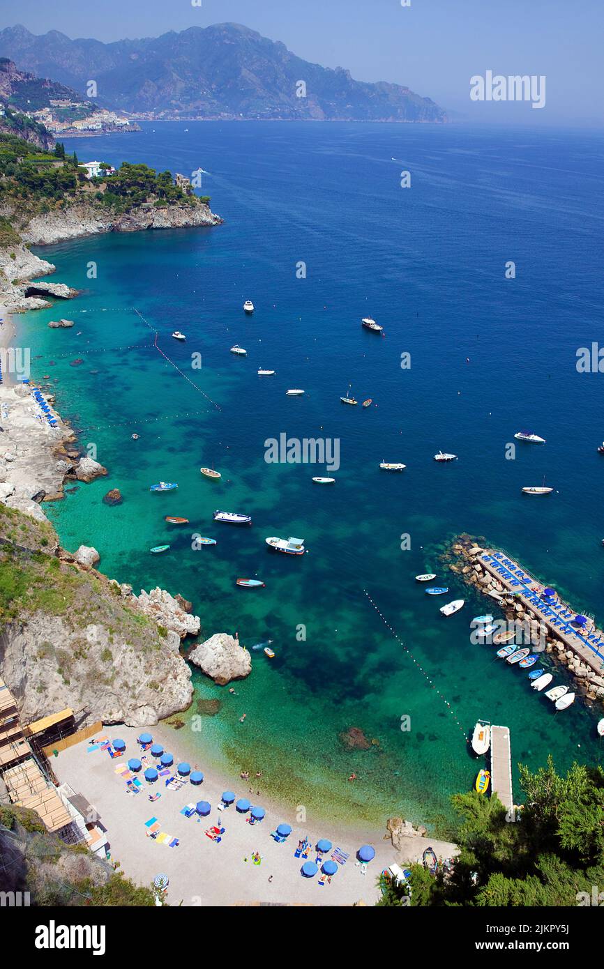 Vista dal famoso SS163 Amalfi strada panoramica su una spiaggia e la pittoresca costa, Amalfi, Costiera Amalfitana, Patrimonio dell'Umanità dell'UNESCO, Campania, Italia Foto Stock