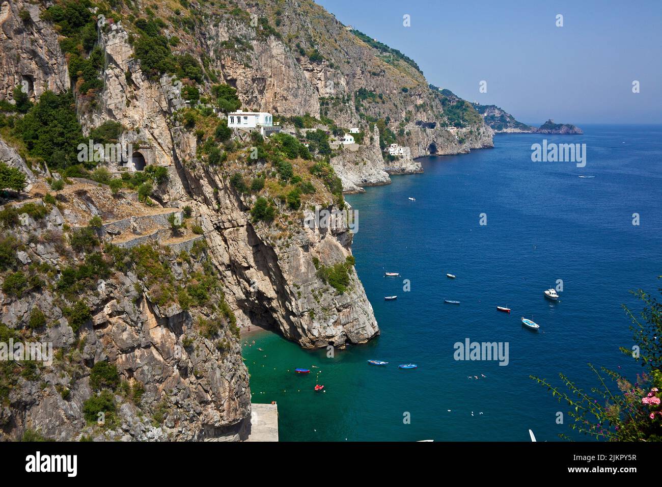 Vista dal famoso SS163 Amalfi strada panoramica su una spiaggia e la pittoresca costa, Amalfi, Costiera Amalfitana, Patrimonio dell'Umanità dell'UNESCO, Campania, Italia Foto Stock