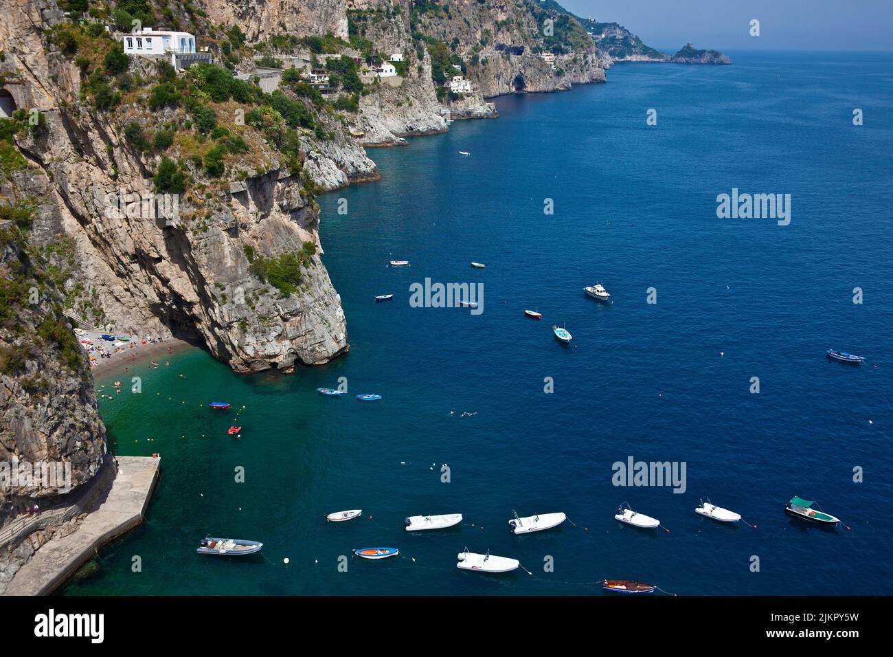 Vista dal famoso SS163 Amalfi strada panoramica su una spiaggia e la pittoresca costa, Amalfi, Costiera Amalfitana, Patrimonio dell'Umanità dell'UNESCO, Campania, Italia Foto Stock