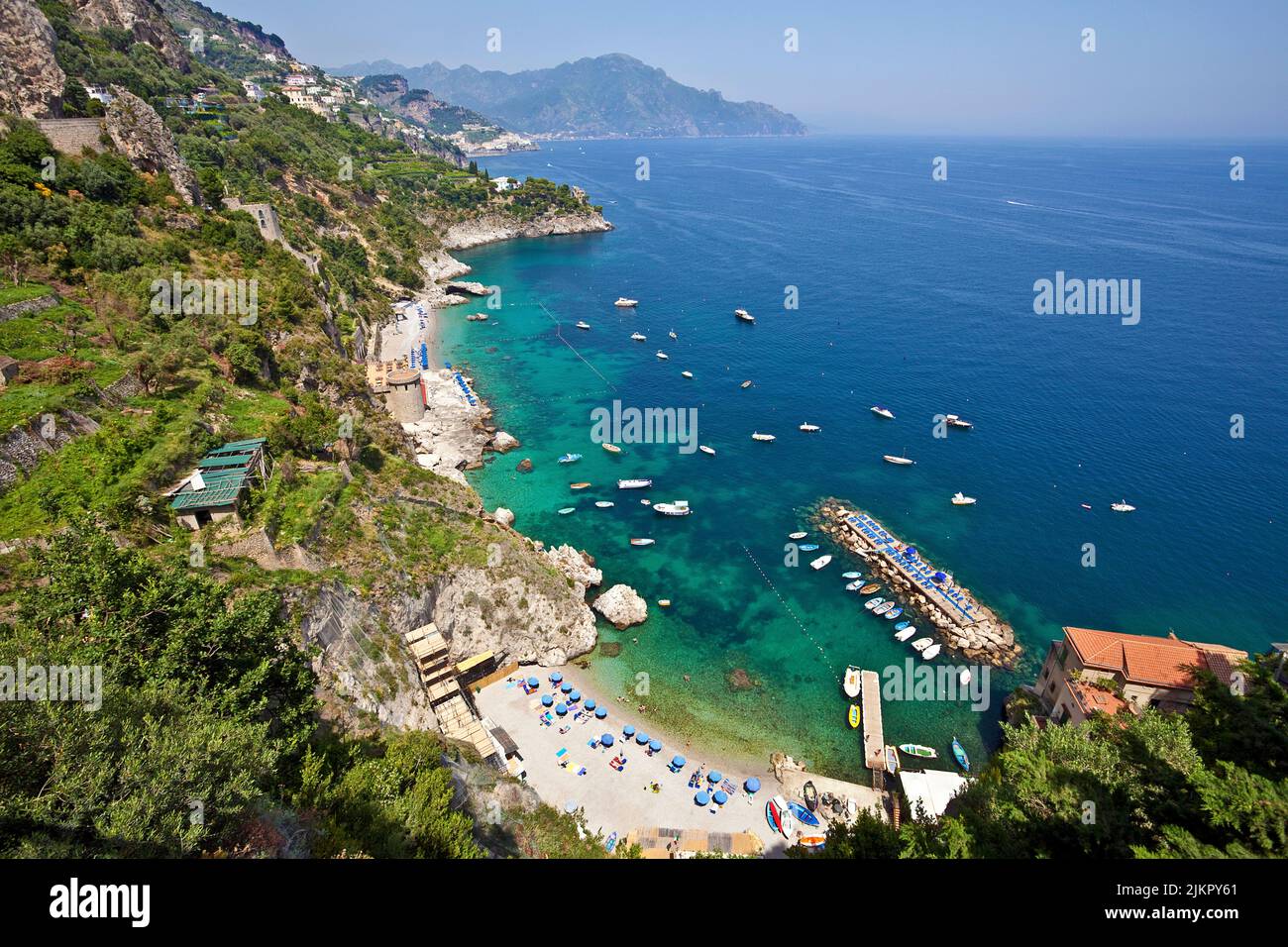 Vista dal famoso SS163 Amalfi strada panoramica su una spiaggia e la pittoresca costa, Amalfi, Costiera Amalfitana, Patrimonio dell'Umanità dell'UNESCO, Campania, Italia Foto Stock