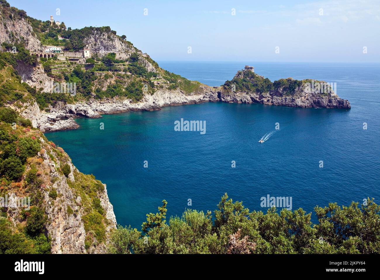Vista dalla famosa strada panoramica di Amalfi del SS163 sulla pittoresca costa, Amalfi, Costiera Amalfitana, Patrimonio dell'Umanità dell'UNESCO, Campania, Italia, Europa Foto Stock