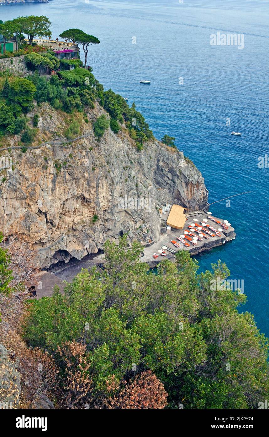 Vista dal famoso SS163 Amalfi strada panoramica su una spiaggia e la pittoresca costa, Amalfi, Costiera Amalfitana, Patrimonio dell'Umanità dell'UNESCO, Campania, Italia Foto Stock