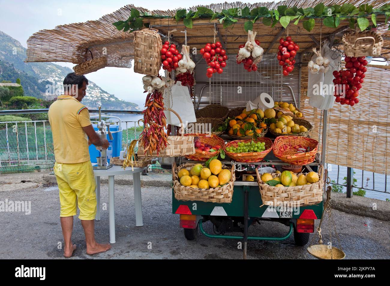 Negozio di frutta al famoso SS163, strada panoramica di Amalfi, costiera amalfitana, patrimonio dell'umanità dell'UNESCO, Campania, Italia, Europa Foto Stock