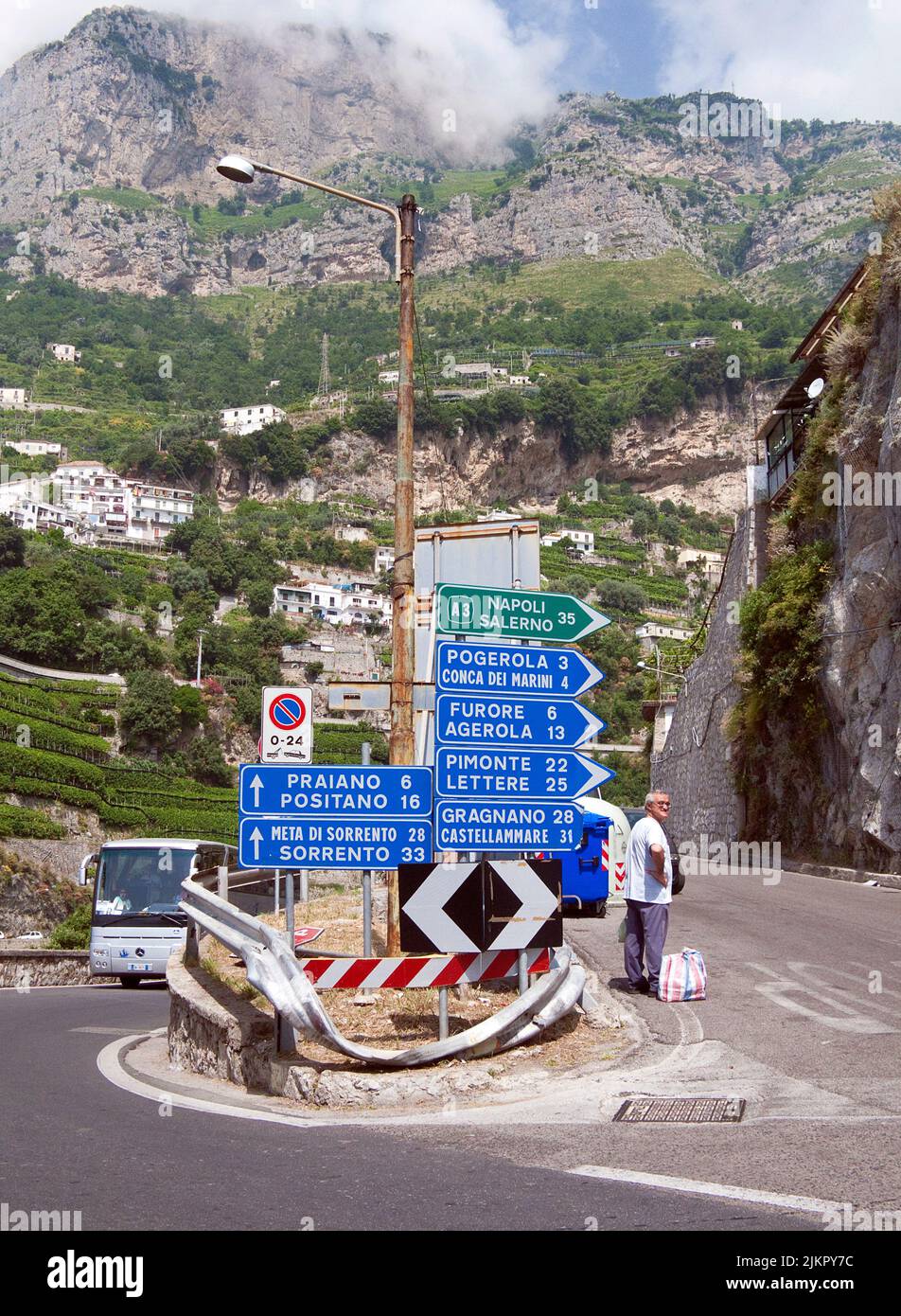 Segnaletica stradale e segnaletica stradale presso la famosa strada panoramica SS163 Amalfi, Amalfi, Costiera Amalfitana, Patrimonio dell'Umanità dell'UNESCO, Campania, Italia, Europa Foto Stock