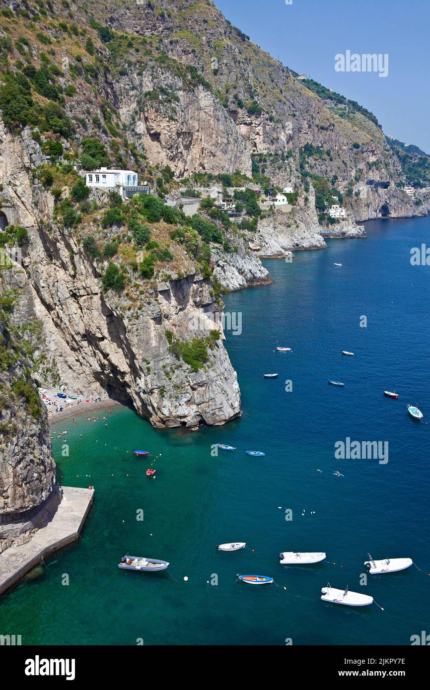 Vista dal famoso SS163 Amalfi strada panoramica su una spiaggia e la pittoresca costa, Amalfi, Costiera Amalfitana, Patrimonio dell'Umanità dell'UNESCO, Campania, Italia Foto Stock