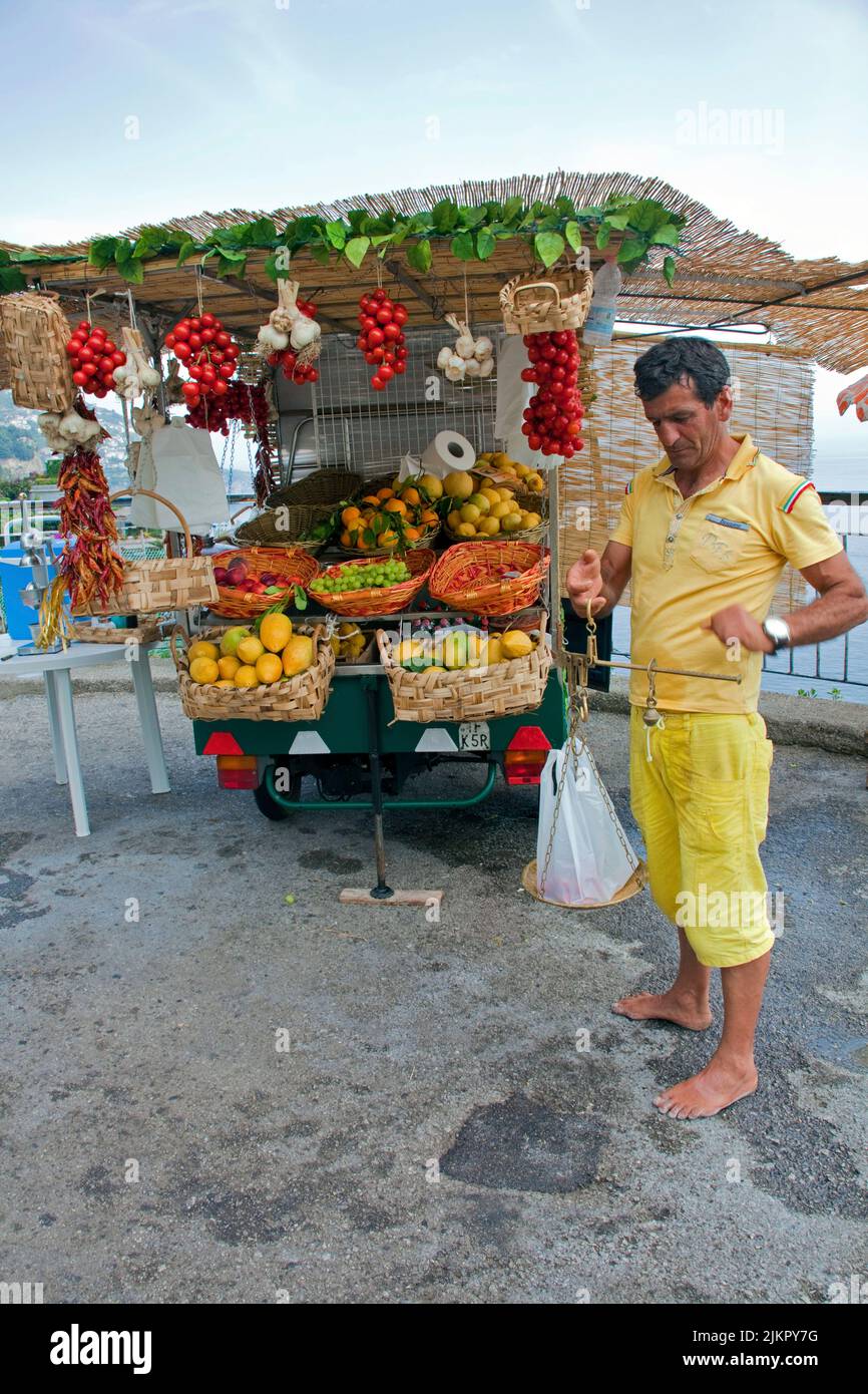 Negozio di frutta al famoso SS163, strada panoramica di Amalfi, costiera amalfitana, patrimonio dell'umanità dell'UNESCO, Campania, Italia, Europa Foto Stock