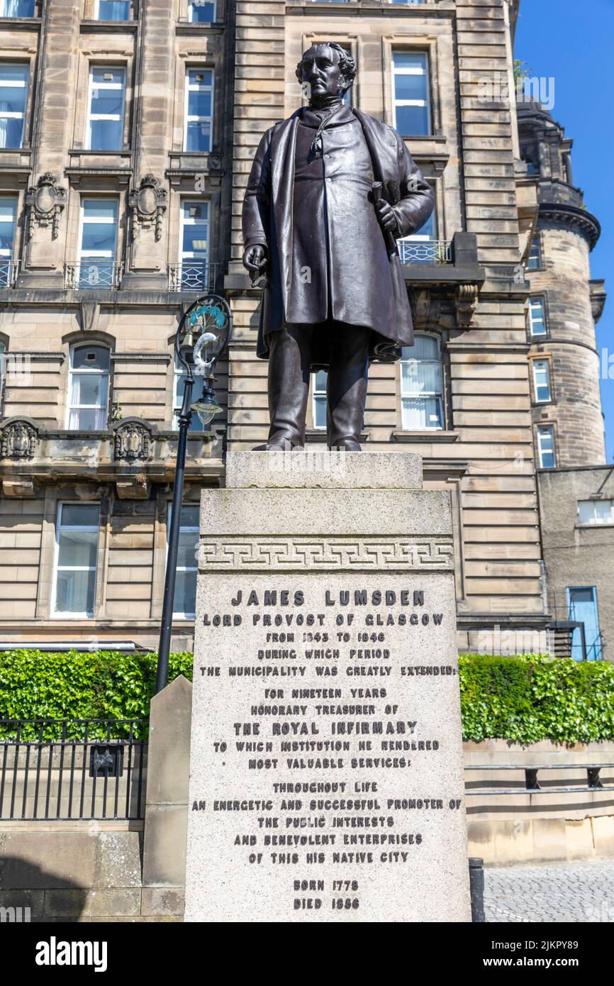 Statua di James Lumsden a Glasgow, Lord Provost di Glasgow dal 1843 al 1846, in Cathedral Square Glasgow, Scozia, estate 2022 Foto Stock