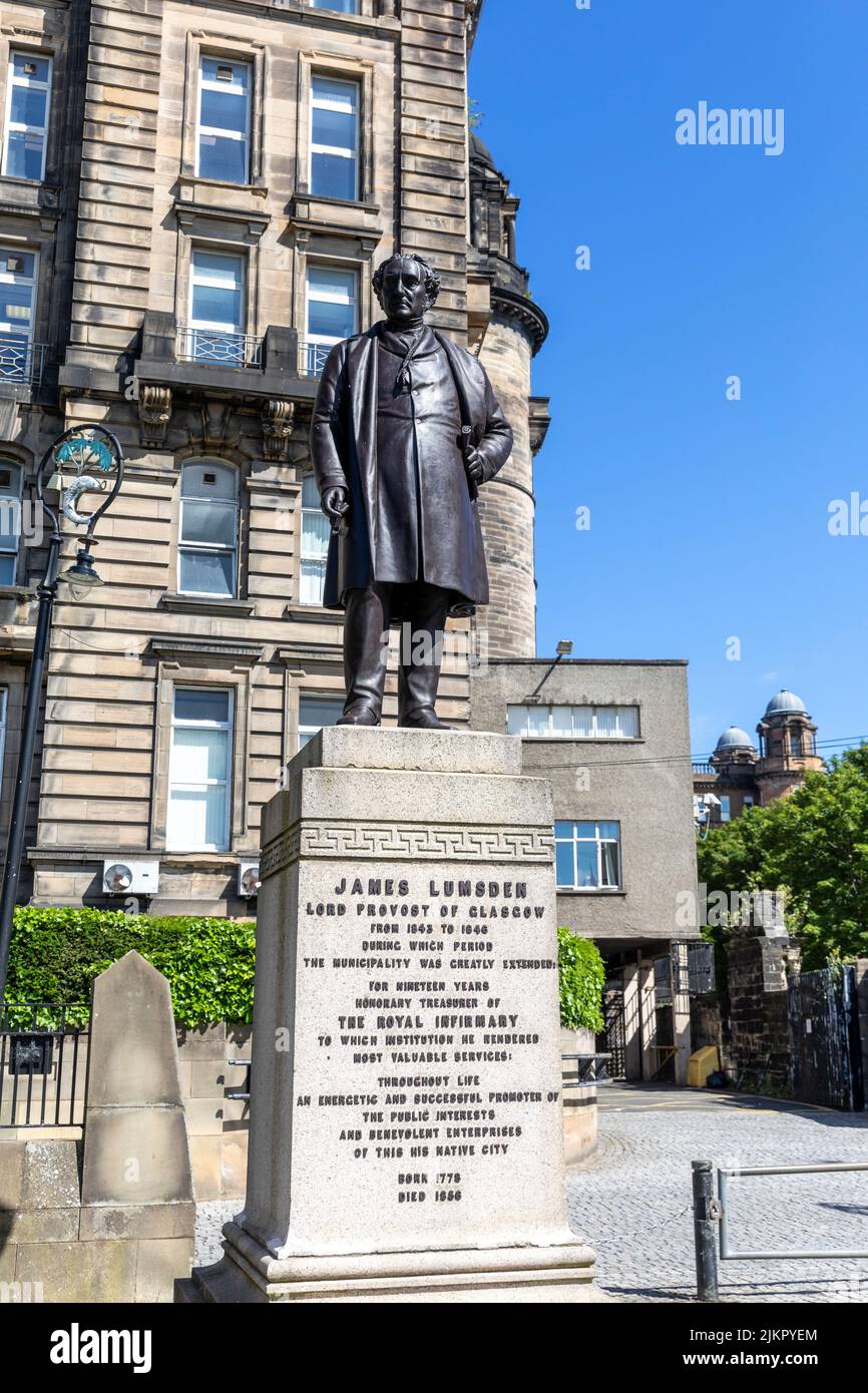 Statua di James Lumsden, ex Lord Provost di Glasgow, in piazza della cattedrale, Glasgow, Scozia, UK estate 2022 Foto Stock