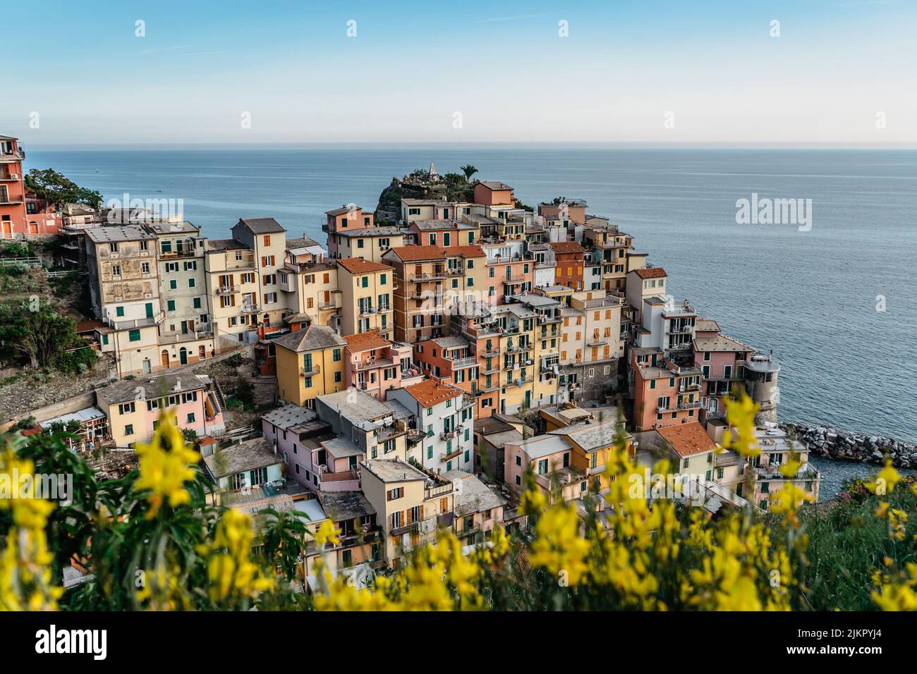 Vista di Manarola, cinque Terre, Italy.Unesco Sito Patrimonio.pittoresco villaggio colorato sulla roccia sopra il mare.Vacanze estive, viaggio sfondo.Italiano Foto Stock