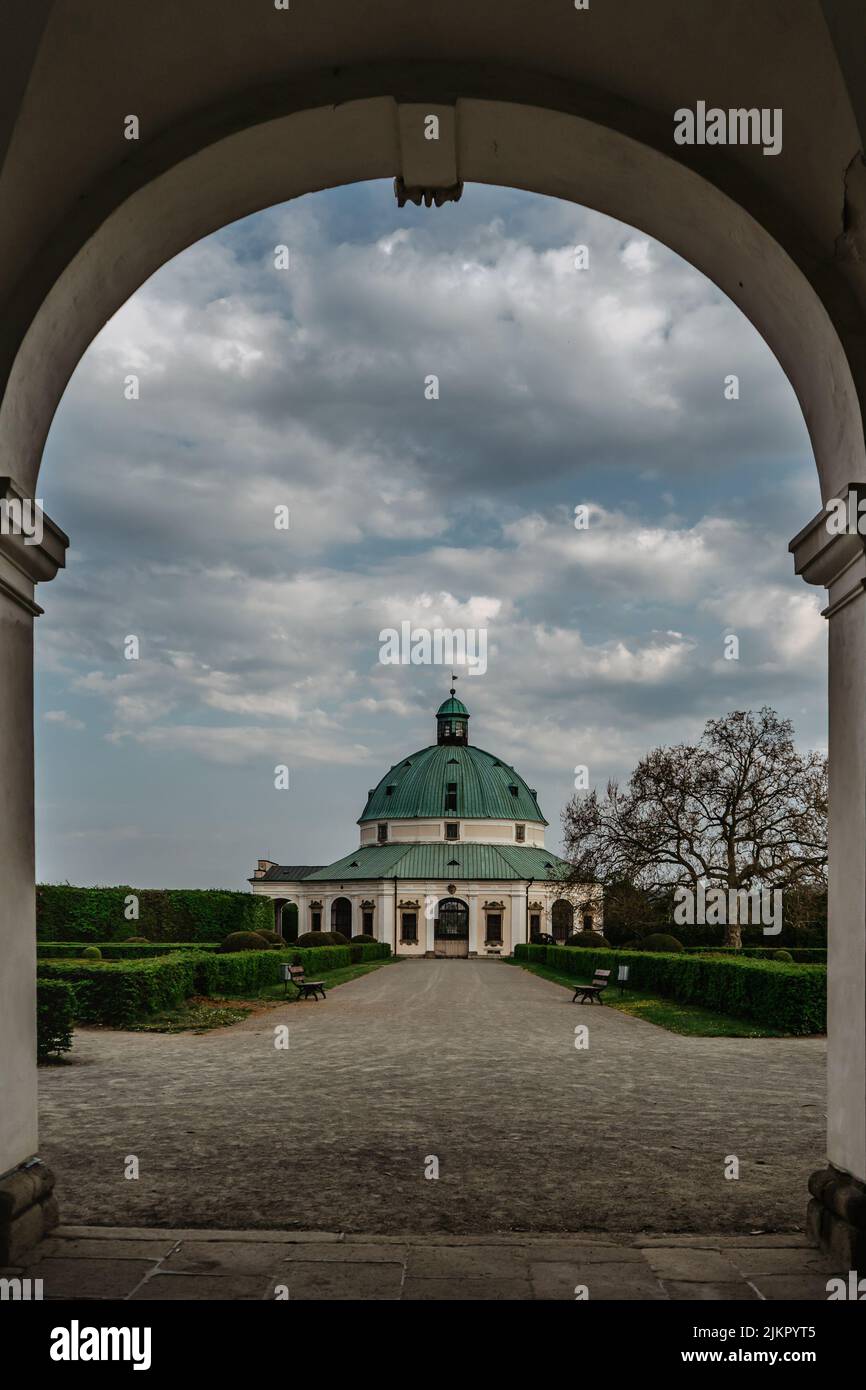 Kromeriz, Repubblica Ceca. Giardino dei fiori costruito in stile barocco francese, incluso nella lista del patrimonio mondiale dell'UNESCO. Labirinto di pareti verdi, floreale Foto Stock