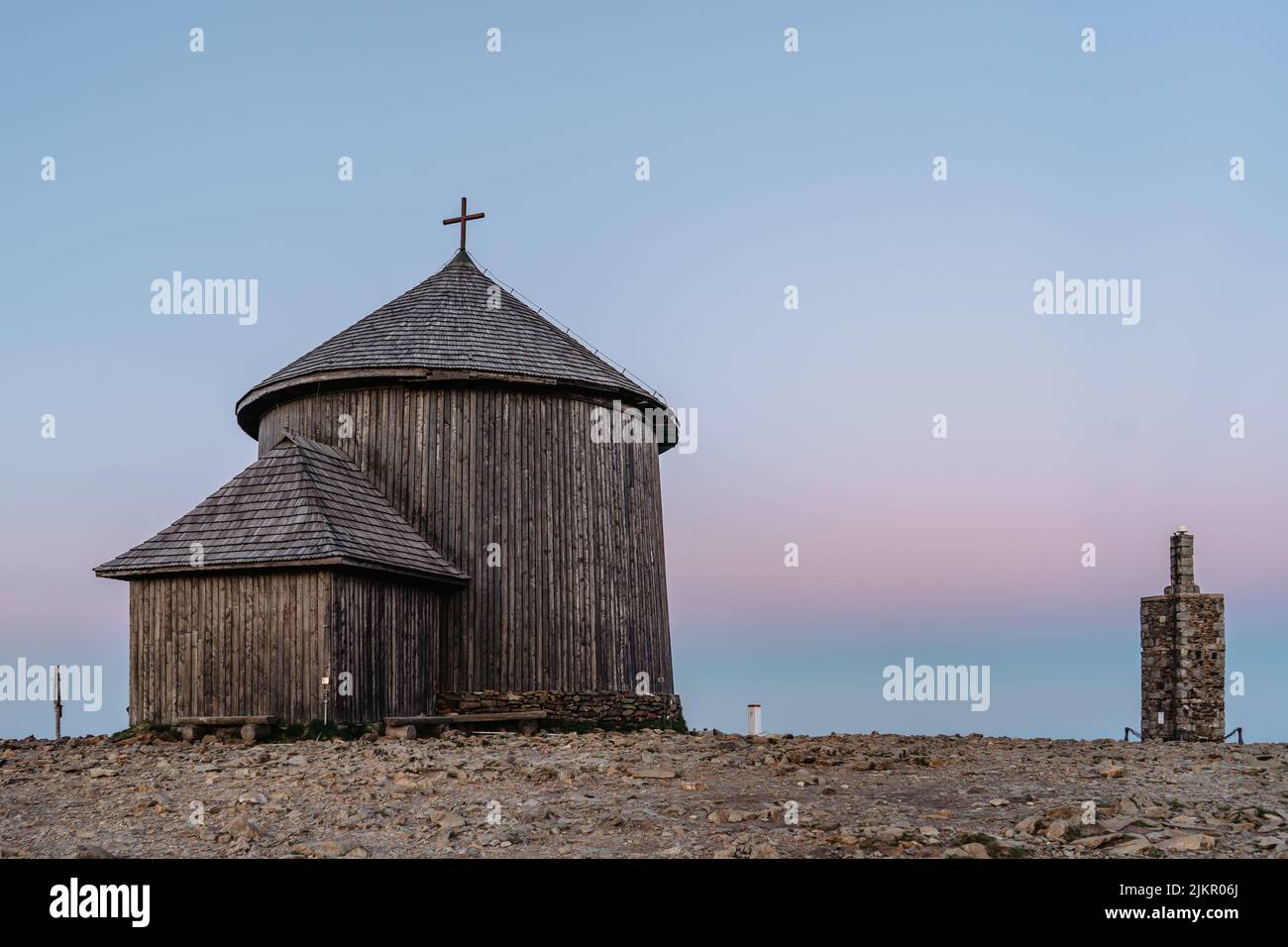 Vecchia chiesa di legno sulla cima di Snezka, la montagna più alta della Repubblica Ceca, Krkonose Mountains.Chapel di San Lorenzo e chalet polacco. Escursionismo Foto Stock