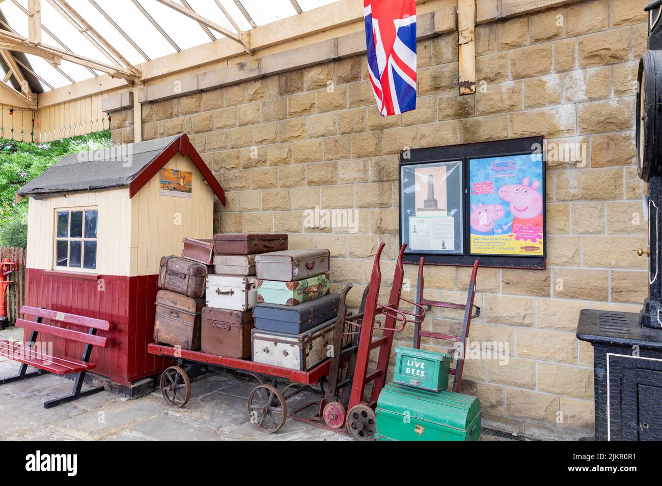 Stazione ferroviaria di Ramsbottom, Bury, Manchester, stazione ferroviaria patrimonio storico sulla linea di East Lancs, valigia tradizionale vintage si siede su trolley, Regno Unito Foto Stock