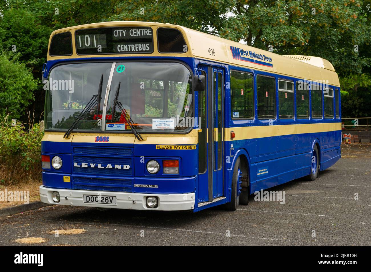 West Midlands Leyland National autobus a un piano presso il museo dei trasporti Wythall Foto Stock