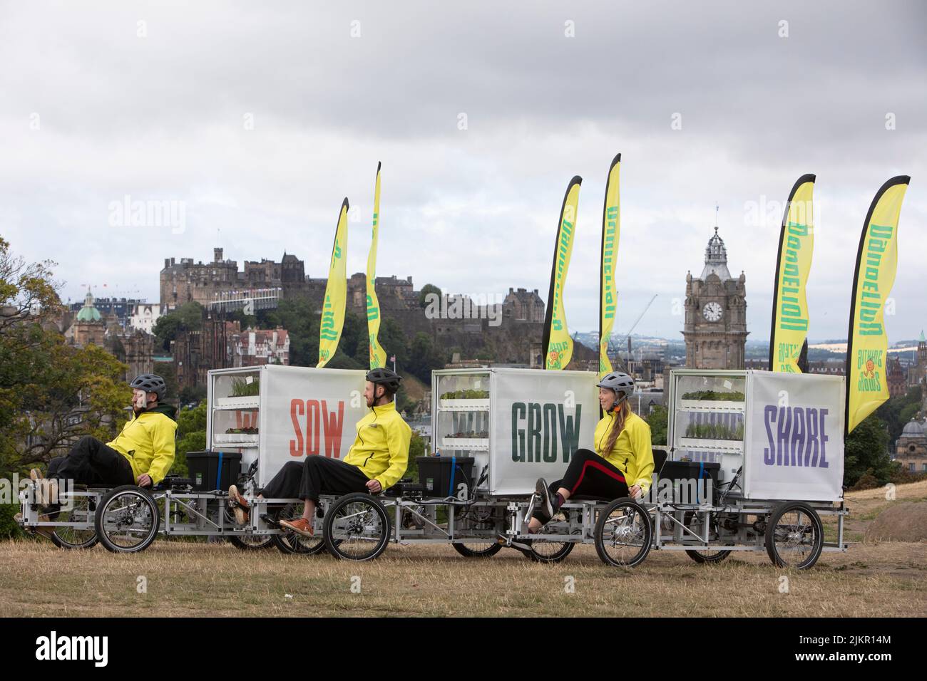 Edimburgo. Scozia, Regno Unito. 2nd ago 2022. I cubi unici di Dandelion sono in tour! Dando il via oggi in cima a Calton Hill, i "cubi crescenti" e i "cubi di luce perpetua" di Dandelion viaggeranno in tutta la Scozia nel tentativo di portare musica, natura, arte, scienza, cibo della comunità e molto altro ancora, al maggior numero possibile di persone. PIC Credit: Pako Mera/Alamy Live News Foto Stock