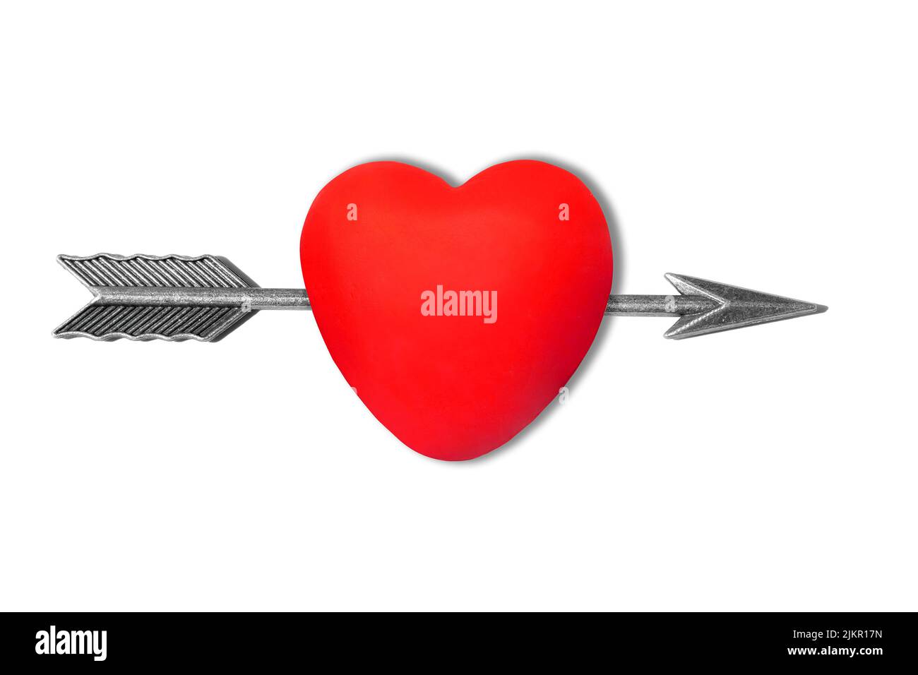 Forma del cuore traforata con una freccia di arco in acciaio isolata su sfondo bianco. Foto Stock