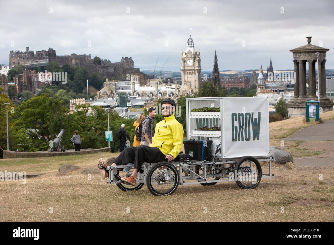 Edimburgo. Scozia, Regno Unito. 2nd ago 2022. I cubi unici di Dandelion sono in tour! Dando il via oggi in cima a Calton Hill, i "cubi crescenti" e i "cubi di luce perpetua" di Dandelion viaggeranno in tutta la Scozia nel tentativo di portare musica, natura, arte, scienza, cibo della comunità e molto altro ancora, al maggior numero possibile di persone. PIC Credit: Pako Mera/Alamy Live News Foto Stock