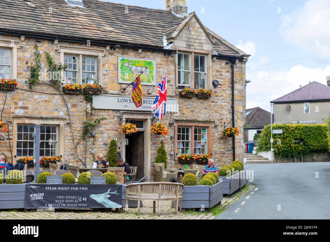Waddington Village nella Ribble Valley Lancashire, Lower Buck Inn pub e ristorante, giorno d'estate con persone al di fuori, Inghilterra, Regno Unito Foto Stock