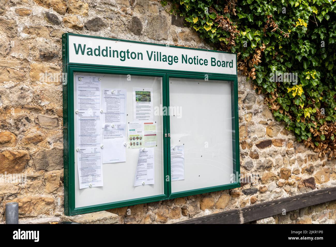 Waddington Village Community Notice Board, informa gli abitanti del villaggio di attività ed eventi locali, Waddington, Lancashire, UK estate 2022 Foto Stock