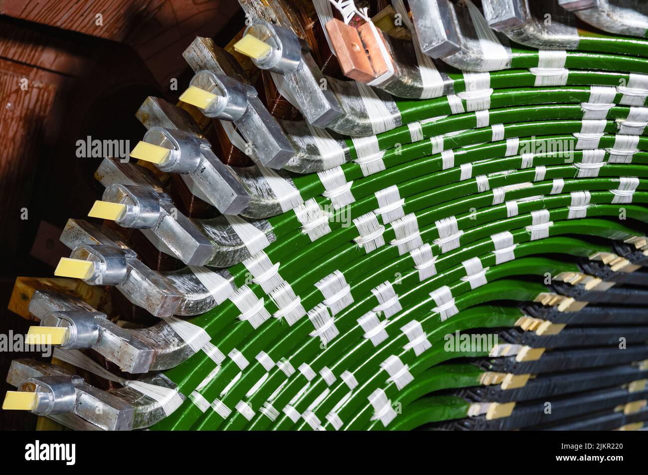 Avvolgimento dello statore del motore elettrico con barre bus in rame Foto Stock