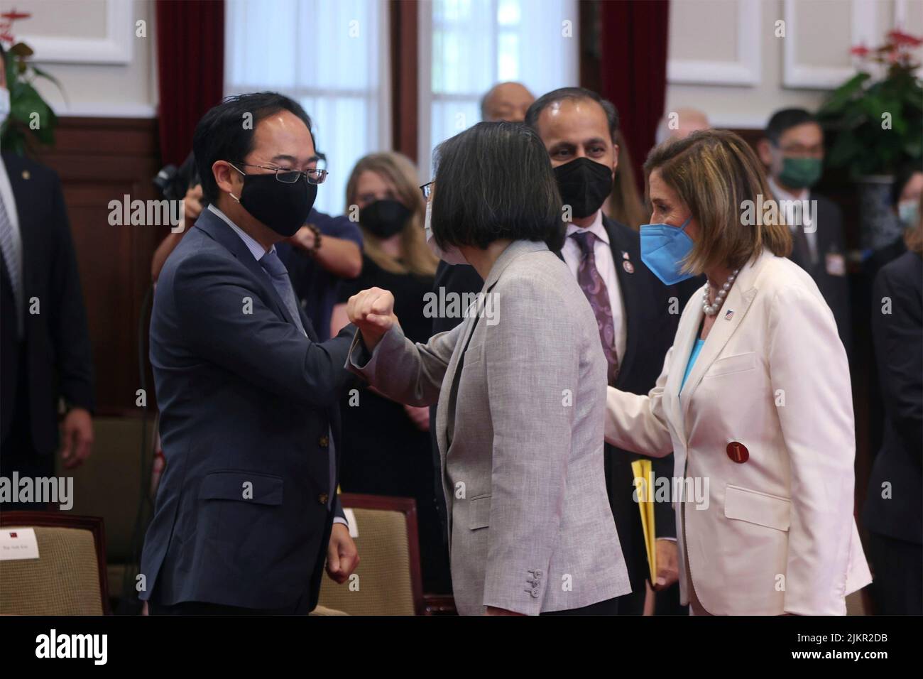 Taipei, Repubblica di Cina. 03rd ago 2022. Andy Kim, sinistra, gomito urta Taiwan Presidente Tsai ing Wen, centro, come speaker degli Stati Uniti Nancy Pelosi, destra, introduce la sua delegazione all'ufficio presidenziale, 3 agosto 2022 a Taipei, Taiwan. Credit: Simon Liu/Ufficio presidenziale di Taiwan/Alamy Live News Foto Stock