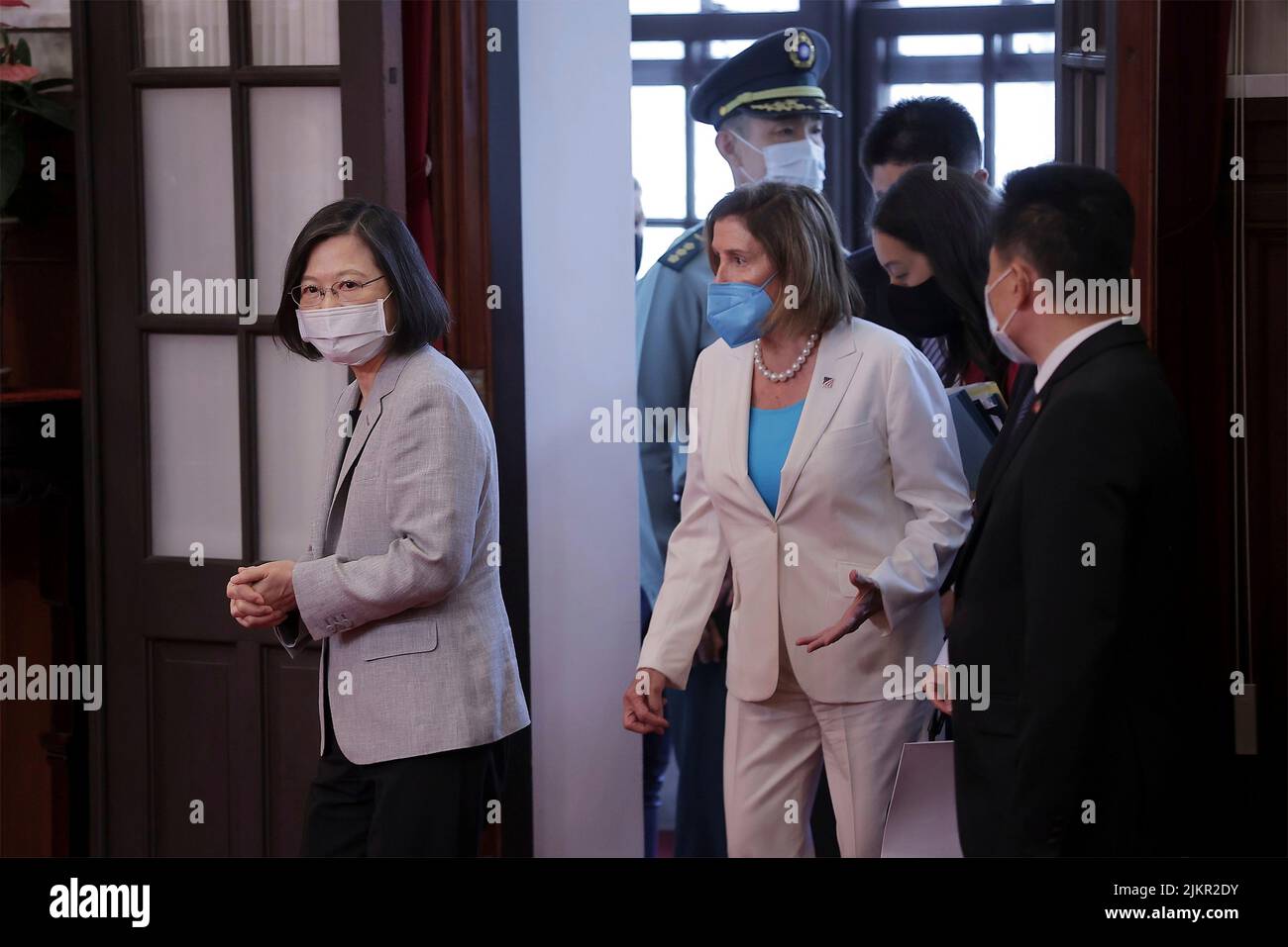 Taipei, Repubblica di Cina. 03rd ago 2022. Il presidente di Taiwan Tsai ing-wen, a sinistra, scorta il presidente degli Stati Uniti della Casa Nancy Pelosi, e delegati prima delle loro riunioni presso l'ufficio presidenziale, 3 agosto 2022 a Taipei, Taiwan. Pelosi sta conducendo una delegazione di leader del Congresso in una visita che ha angolato la Cina. Credit: Chien Chih-Hung/Ufficio Presidenziale di Taiwan/Alamy Live News Foto Stock