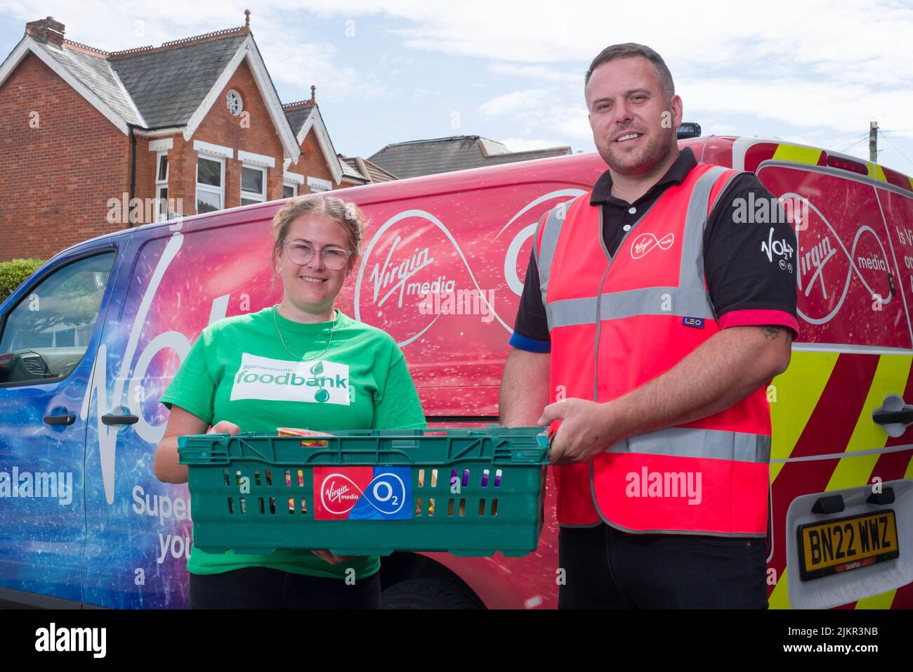 SOLO PER USO EDITORIALE, il responsabile delle comunicazioni Millie Earl e il Field Manager Chris Bucknill durante il lancio di un nuovo progetto pilota Virgin Media O2 a Bournemouth per aiutare le banche alimentari locali a fornire donazioni utilizzando il loro team di ingegneri. Data di emissione: Mercoledì 3 agosto 2022. Foto Stock