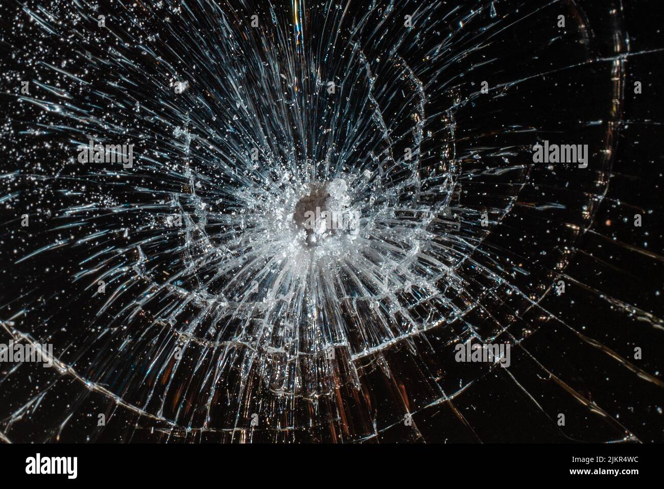 Tessuto di vetro rotto su sfondo nero. Estratto di schermo incrinato smartphone da shock. Foto Stock