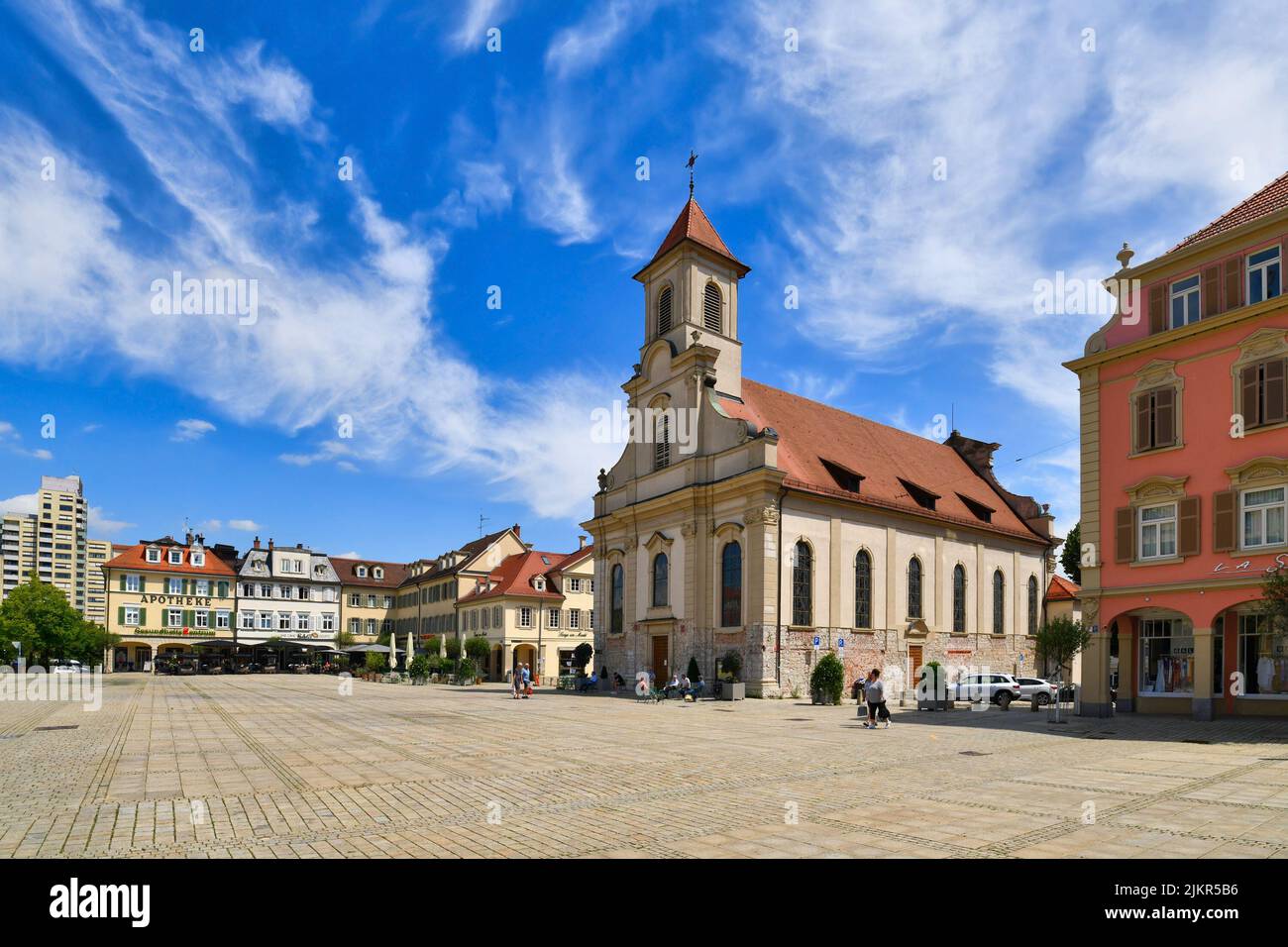 Ludwigsburg, Germania - Luglio 2022: Vecchia piazza del mercato con la chiesa chiamata 'Zur Heiligsten Dreieinigkeit' Foto Stock