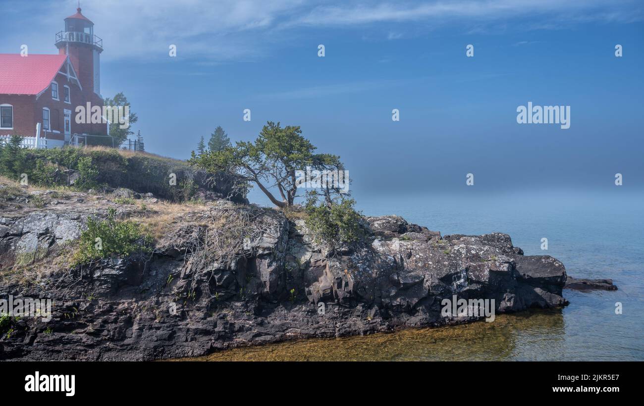 Il faro di Eagle Harbor guarda su Eagle Harbor e sul lago Superior in una giornata di nebbia, vicino a Eagle Harbor, Michigan. Foto Stock