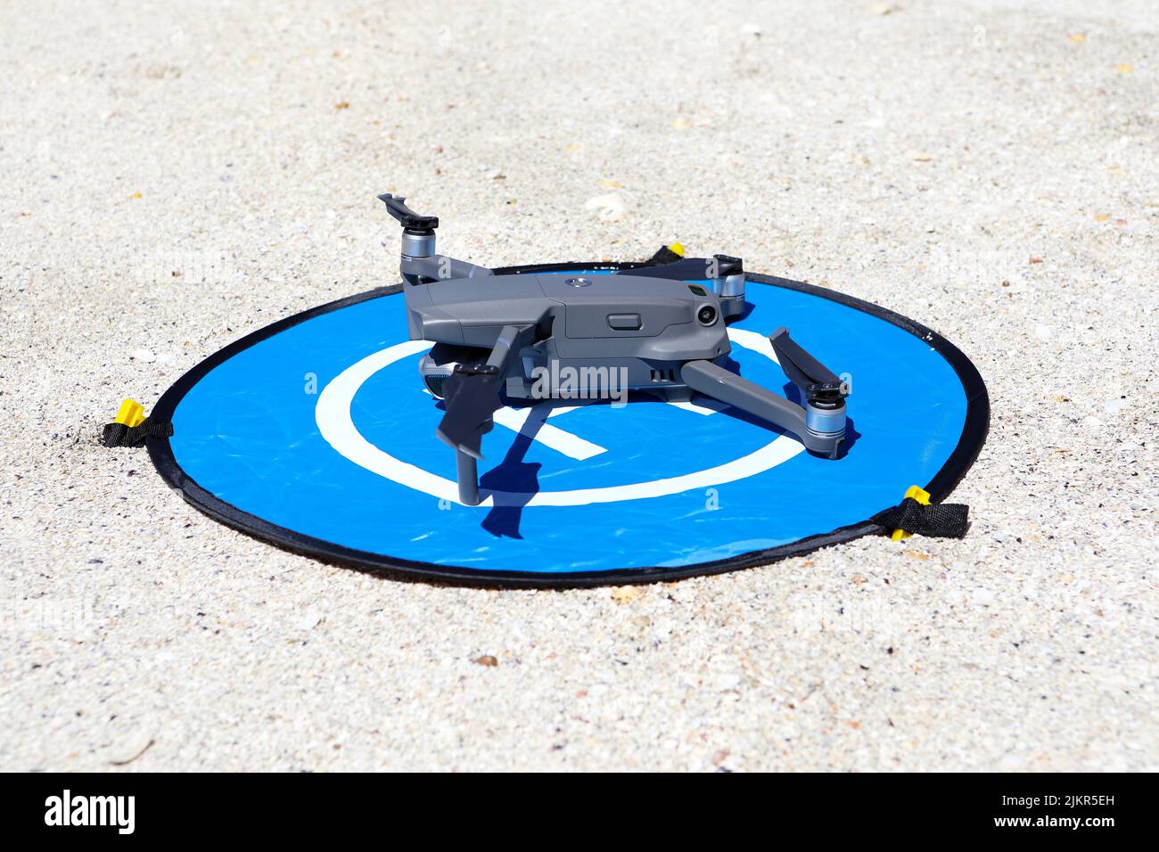 DJI Mavic sulla sua piattaforma di atterraggio su una remota spiaggia di sabbia in Scozia Foto Stock