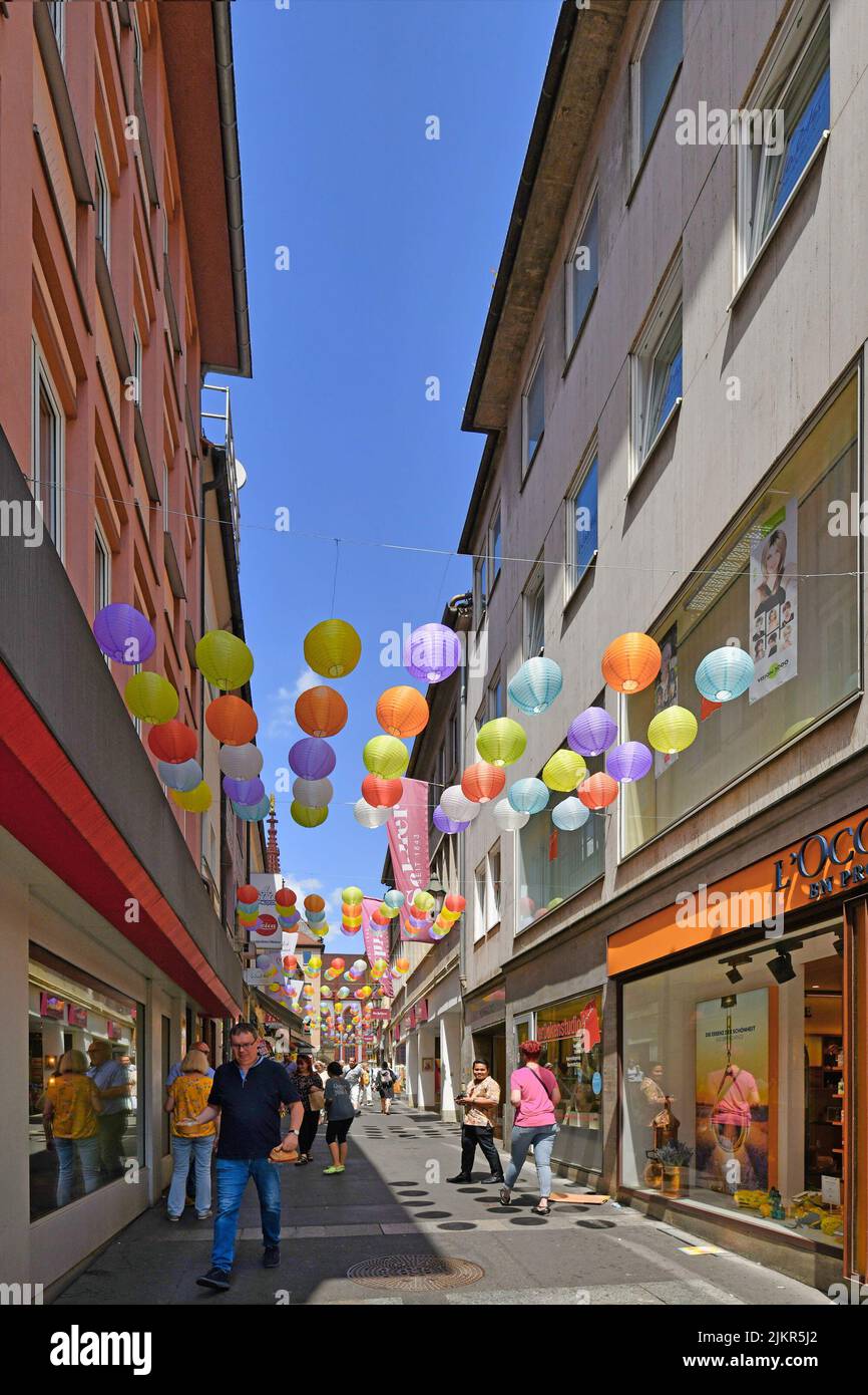 Würzburg, Germania - luglio 2022: Lanterne colorate appese al vicolo chiamato 'Schustergasse' nella città vecchia Foto Stock