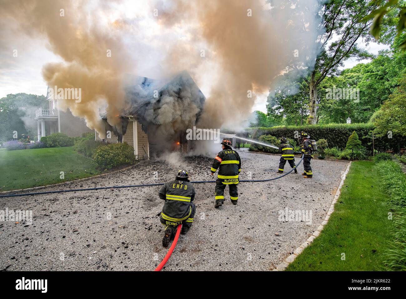 L'East Hampton Fire Department è stato spedito a 11 Roberts Lane alle 6:34 di domenica 7th giugno 2020 per un incendio della struttura di lavoro segnalato in un g Foto Stock