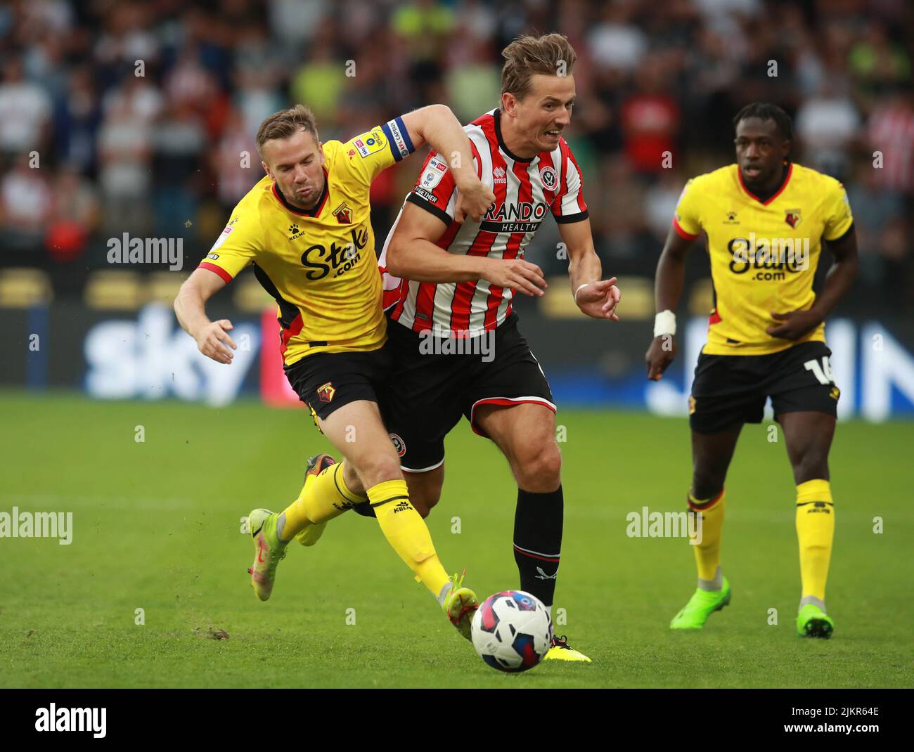 Watford, Inghilterra, 1st agosto 2022. Tom Cleverley di Watford affronta Sander Berge di Sheffield Utd il torneo Sky Bet Championship a Vicarage Road, Watford. Il credito dovrebbe essere: Simon Bellis / Sportimage Foto Stock