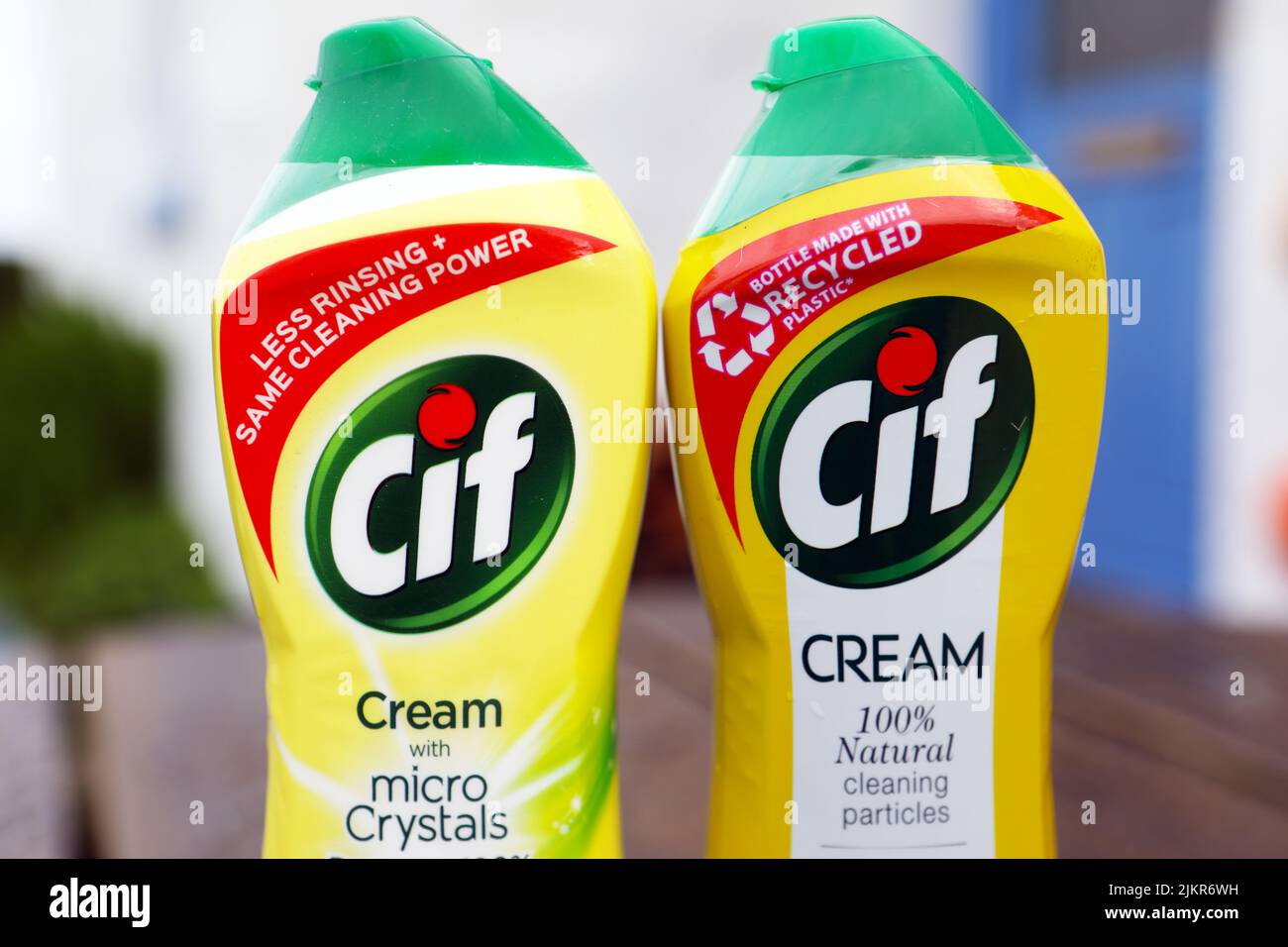 Unilever cambia il messaggio ambientale da una vecchia bottiglia di plastica cif al 100% di particelle naturali in una bottiglia di plastica riciclata Foto Stock