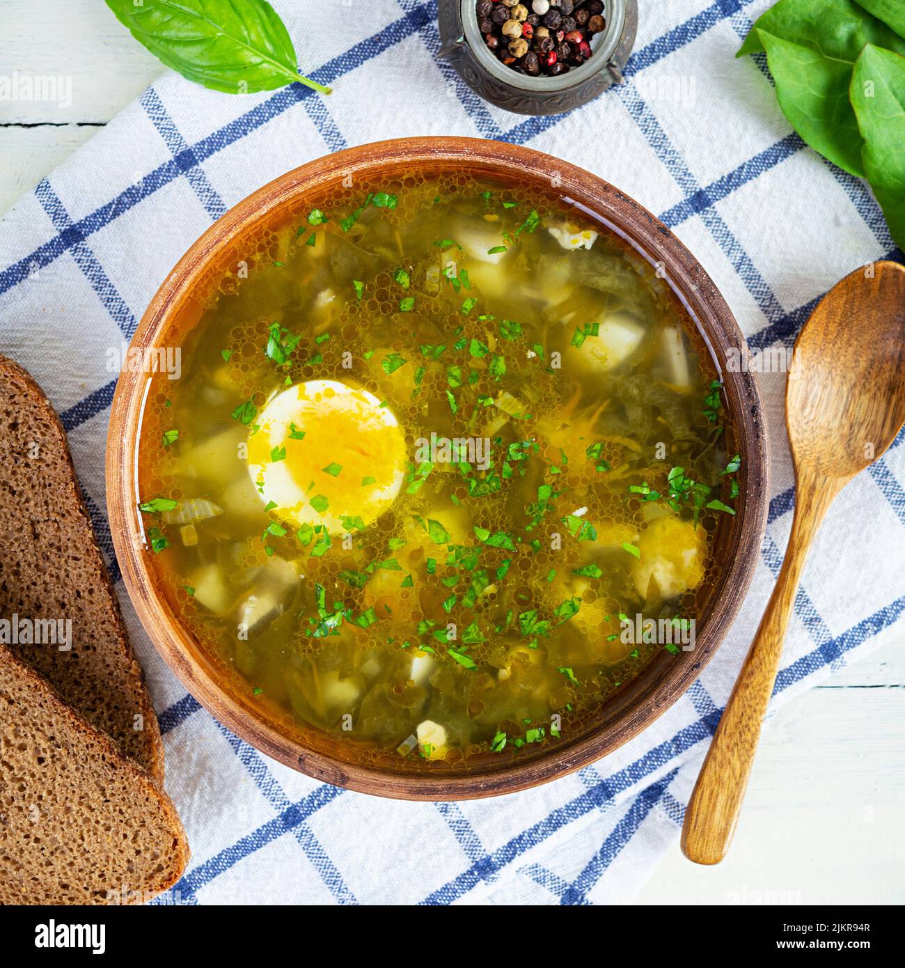 Zuppa di sorrel in ciotola. Zuppa tradizionale russa verde con sorrel Foto Stock