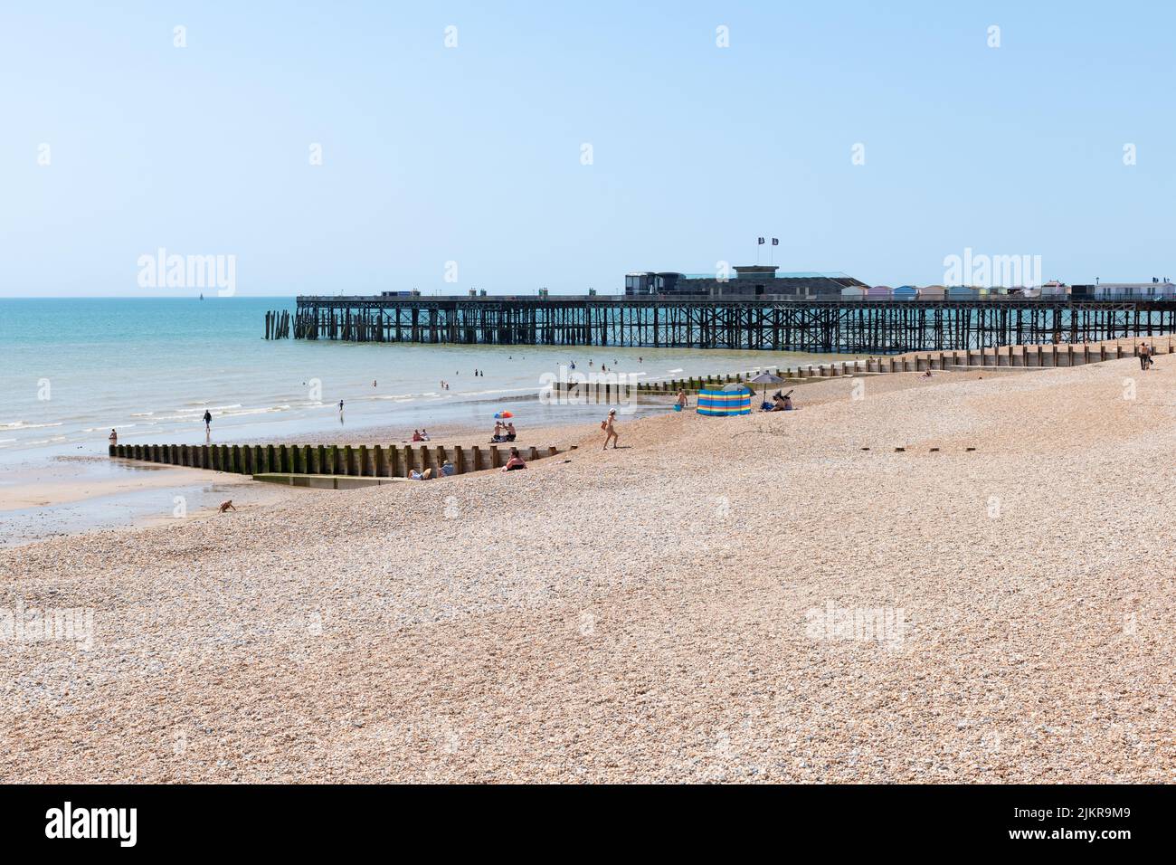 Spiaggia e molo di Hastings, Hastings, Sussex, Inghilterra, Regno Unito Foto Stock