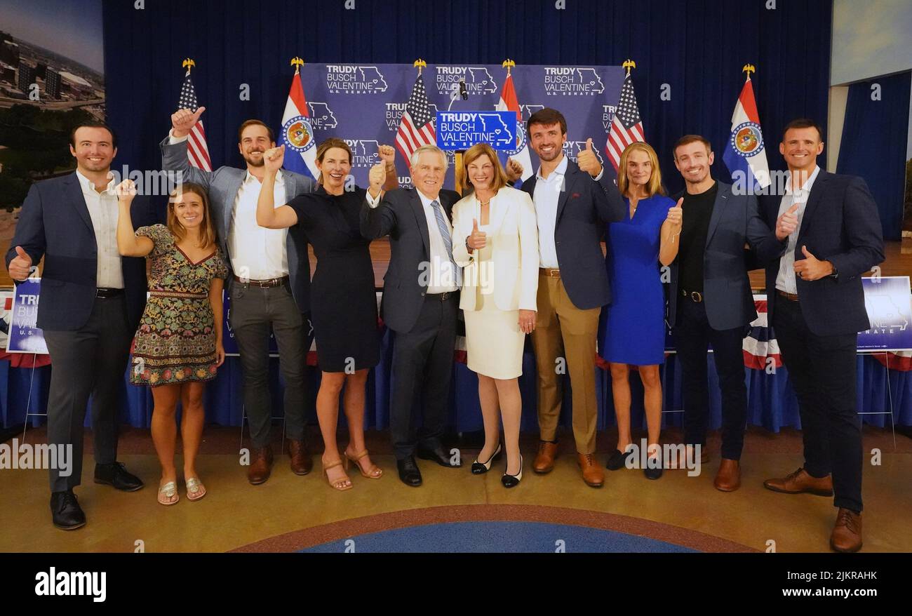 St. Louis, Stati Uniti. 03rd ago 2022. Trudy Busch Valentine e la sua famiglia festeggiano dopo aver vinto il Missouri Democratic Primary per il Senato degli Stati Uniti a St. Louis martedì 2 agosto 2022. Valentine è la figlia di August A. Busch Jr., che ha fatto crescere le aziende Anheuser-Busch nella più grande birreria del mondo. Valentine sarà ora di fronte al procuratore generale del Missouri Eric Schmitt nelle elezioni generali di novembre. Foto di Bill Greenblatt/UPI Credit: UPI/Alamy Live News Foto Stock