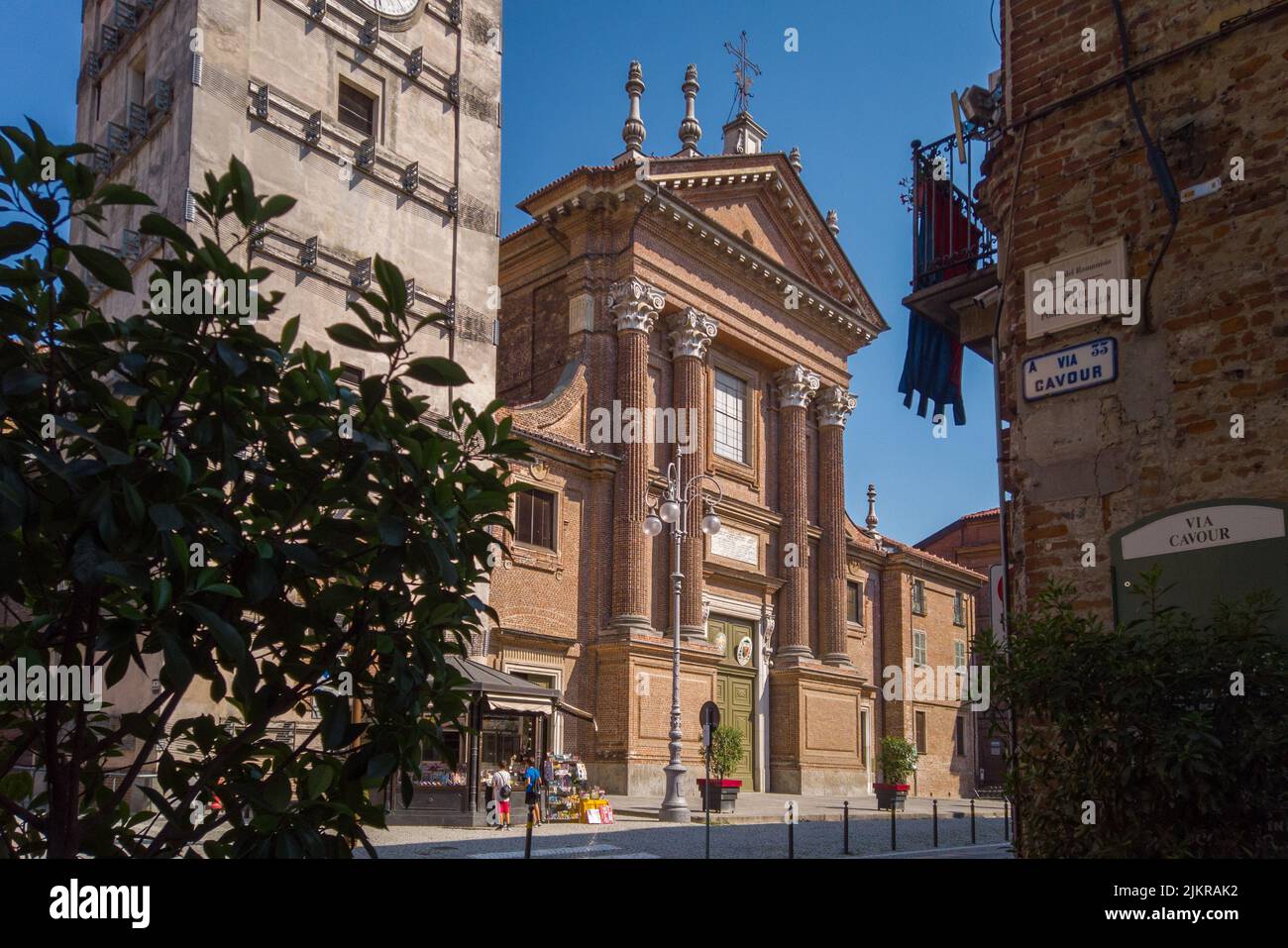 Fossano, Cuneo, Italia - 02 agosto 2022: Cattedrale di Santa Maria e San Giovenale (XVIII sec.) in via Roma con edicola storica Foto Stock