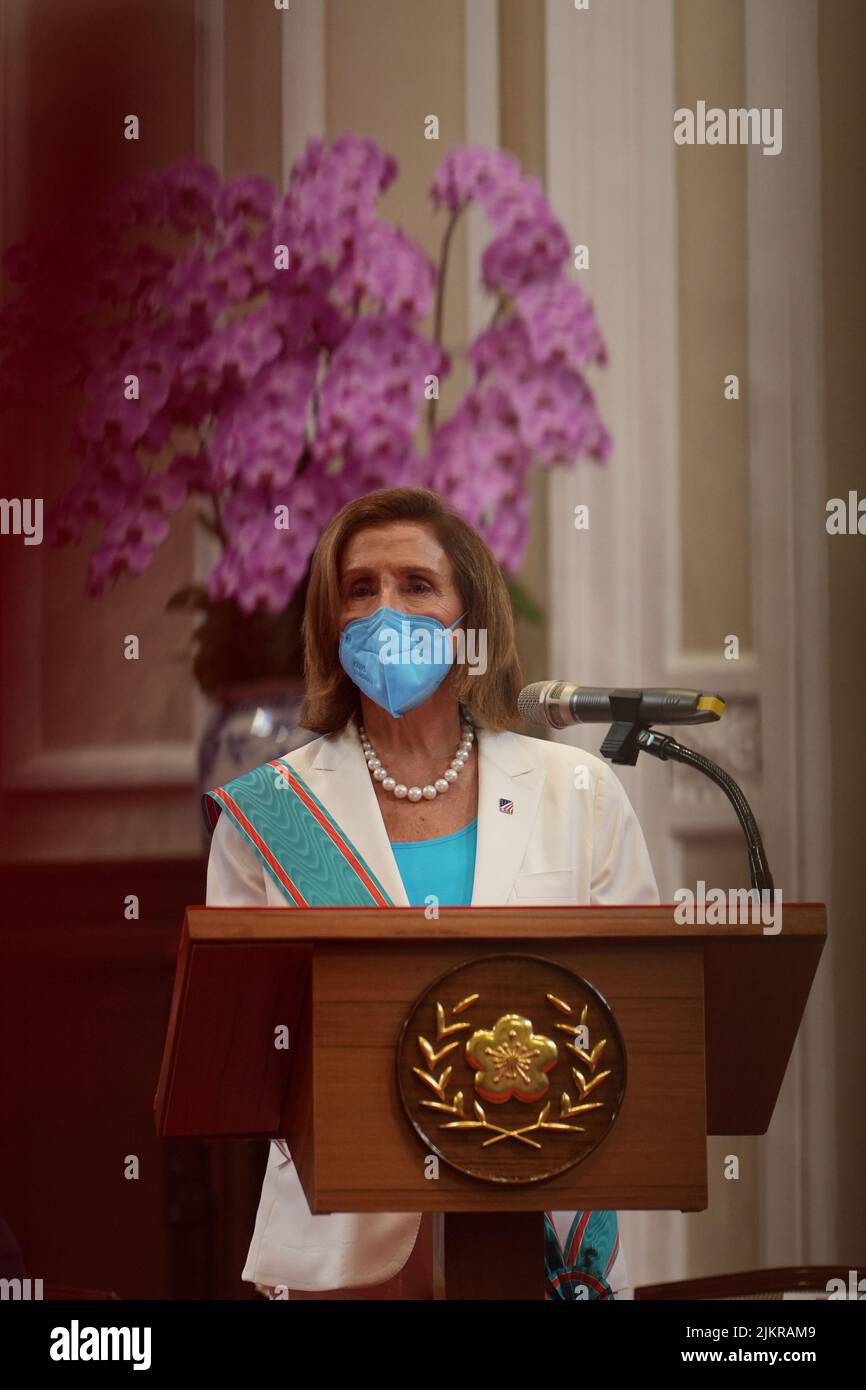 Taipei, Taiwan. 03rd ago 2022. Il Presidente della Casa degli Stati Uniti Nancy Pelosi incontra il Presidente taiwanese Tsai ing-wen a Taipei, Taiwan, mercoledì 3 agosto 2022. La coppia ha discusso su come i due paesi potrebbero rafforzare i legami economici, rafforzare il partenariato per la sicurezza e difendere i nostri valori democratici condivisi. Foto tramite Speaker Pelosi/UPI Credit: UPI/Alamy Live News Foto Stock