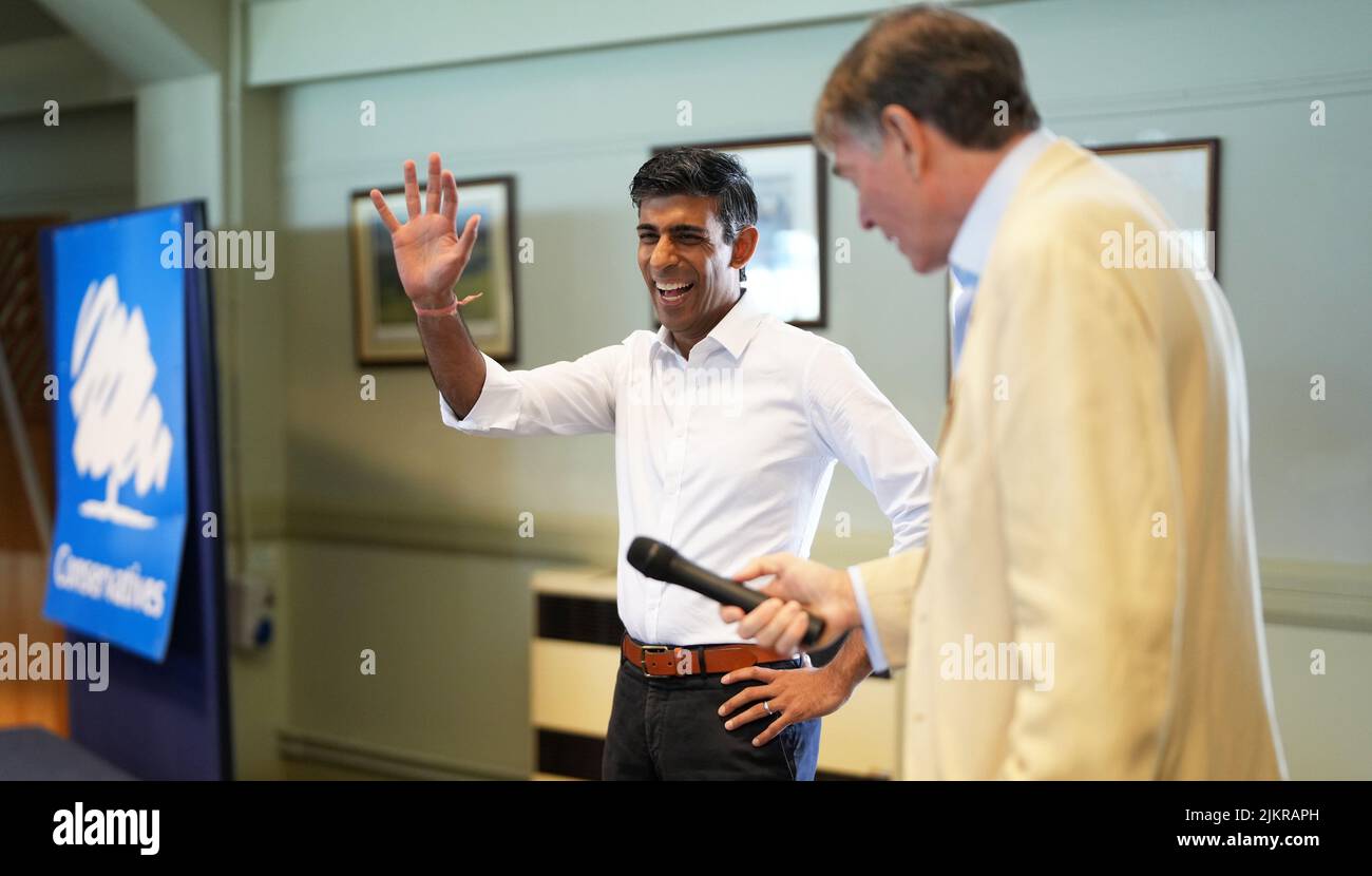 Il deputato Philip Dunne (a destra) presenta Rishi Sunak durante un evento a Ludlow, come parte della sua campagna per essere leader del Partito conservatore e del prossimo primo ministro. Data foto: Mercoledì 3 agosto 2022. Foto Stock