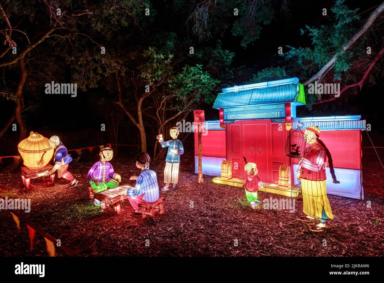 Lanterna cinese di Capodanno arte Una rappresentazione di una famiglia in un hutong, una strada stretta o vicolo trovato nelle città cinesi Foto Stock