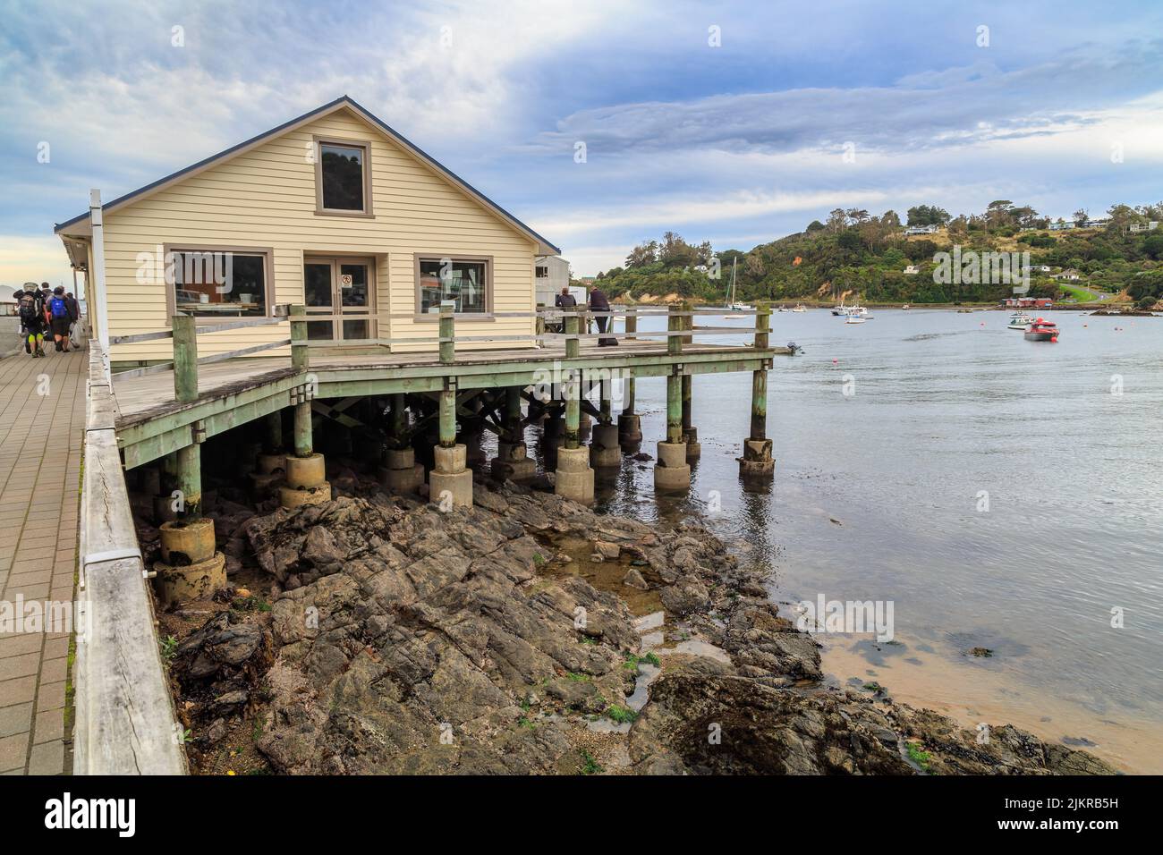 Oban, Stewart Island, Nuova Zelanda. Vista della Baia di Halfmoon dal molo Foto Stock