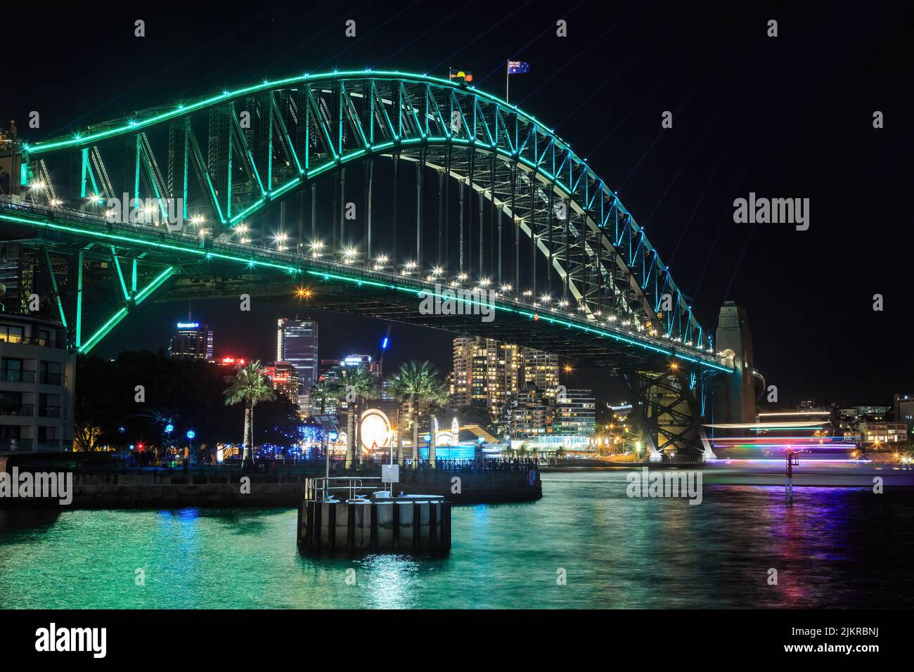 Sydney Harbour Bridge, Sydney, Australia, di notte, si è acceso per l'annuale festival dell'illuminazione 'Vivid Sydney' Foto Stock