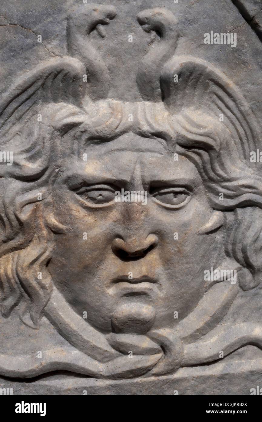 Se gli sguardi potrebbero uccidere ... grim Gorgon o Medusa, una volta creduto per scongiurare il male, le glarres da un sarcofago di marmo o coperchio del petto della tomba nella Necropoli di Manastirina, uno dei cimiteri fuori le mura dell'antica Salona a Solin, vicino a Spalato nel sud della Croazia. Salona, con una popolazione di circa 60.000 abitanti, era una volta la capitale della provincia romana della Dalmazia. Foto Stock